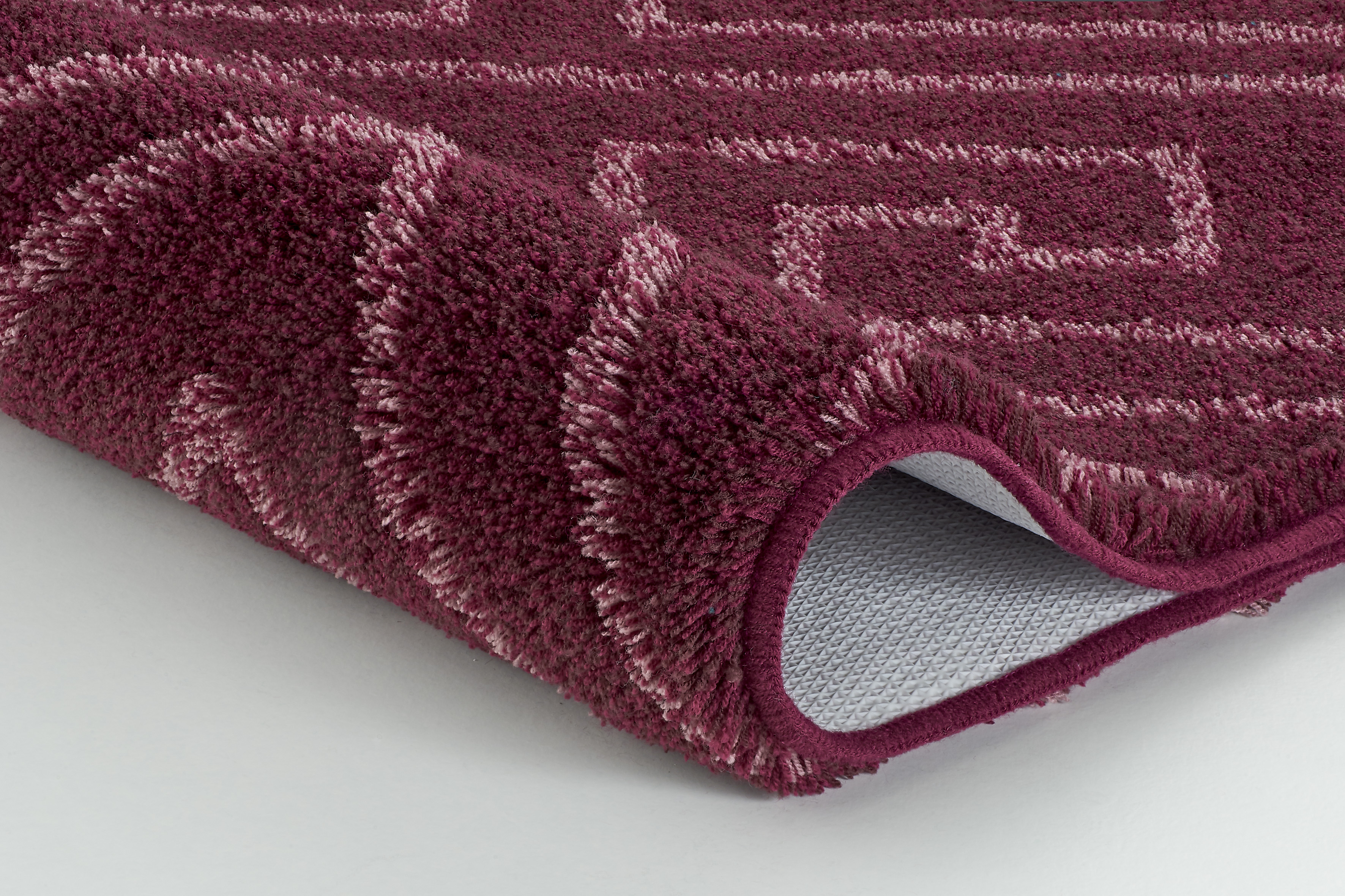 Moderner, weinroter Teppich mit geometrischem Muster und rutschfester Unterseite, ideal für Wohn- und Schlafzimmer.