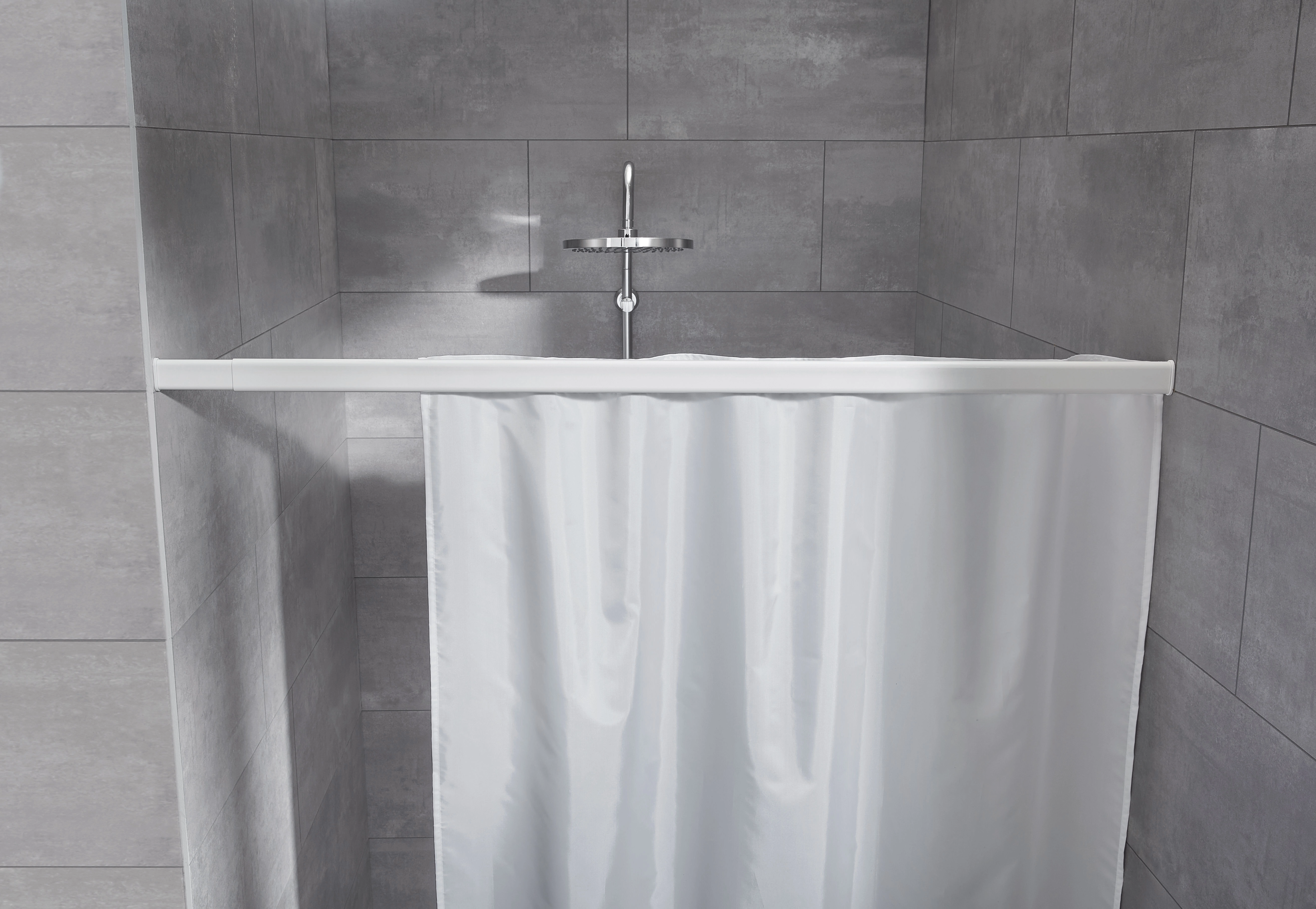Weiße Duschvorhangstange mit Duschvorhang in modernem, grauen Badezimmer.