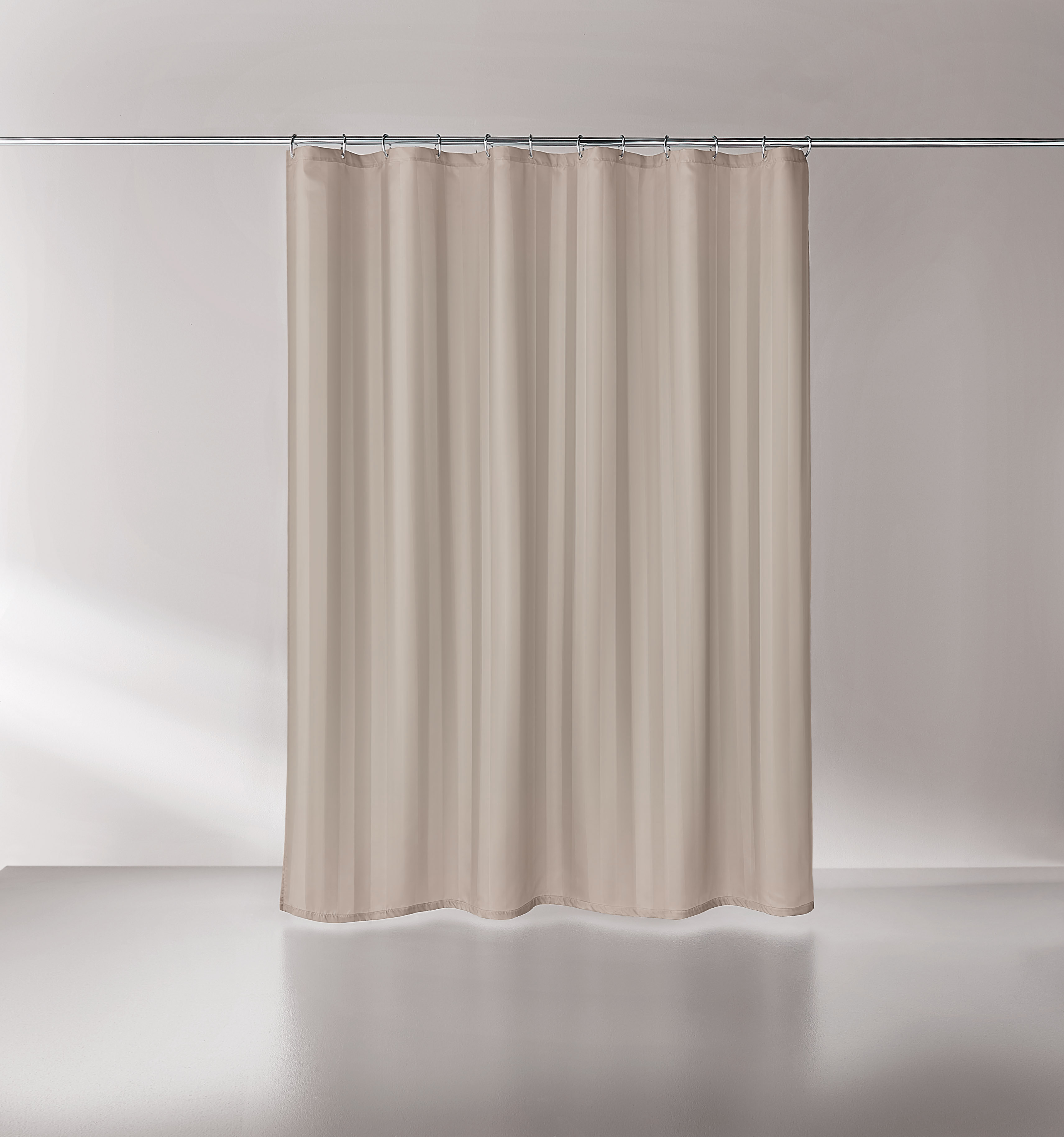 Beiger Duschvorhang aus hochwertigem Stoff, schlichtes Design, ideal für moderne Badezimmer.