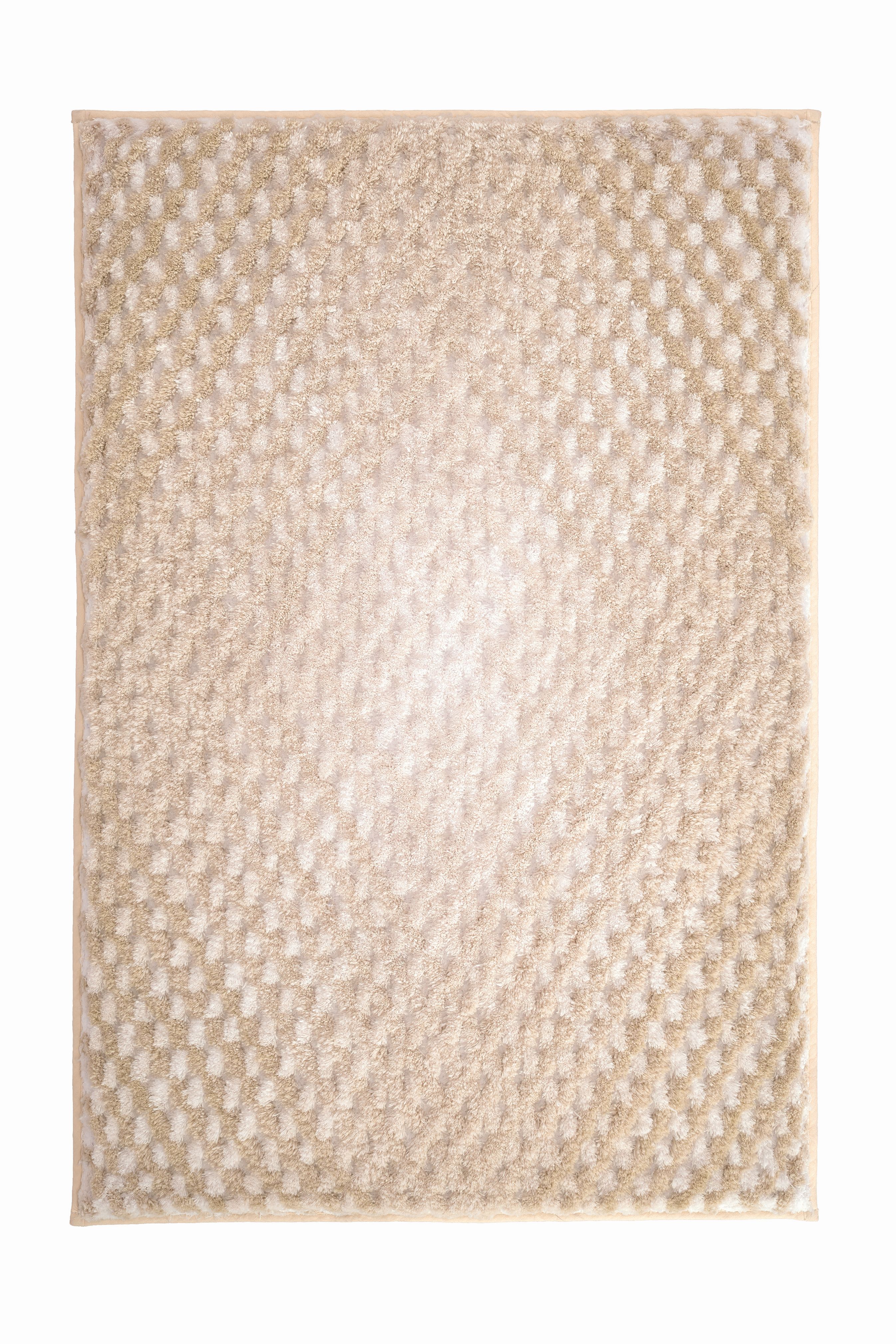 Weiche Badematte in Beige mit rautenförmigem Muster, rutschfeste Unterseite, ideal für Badezimmer und Wellnessbereiche.