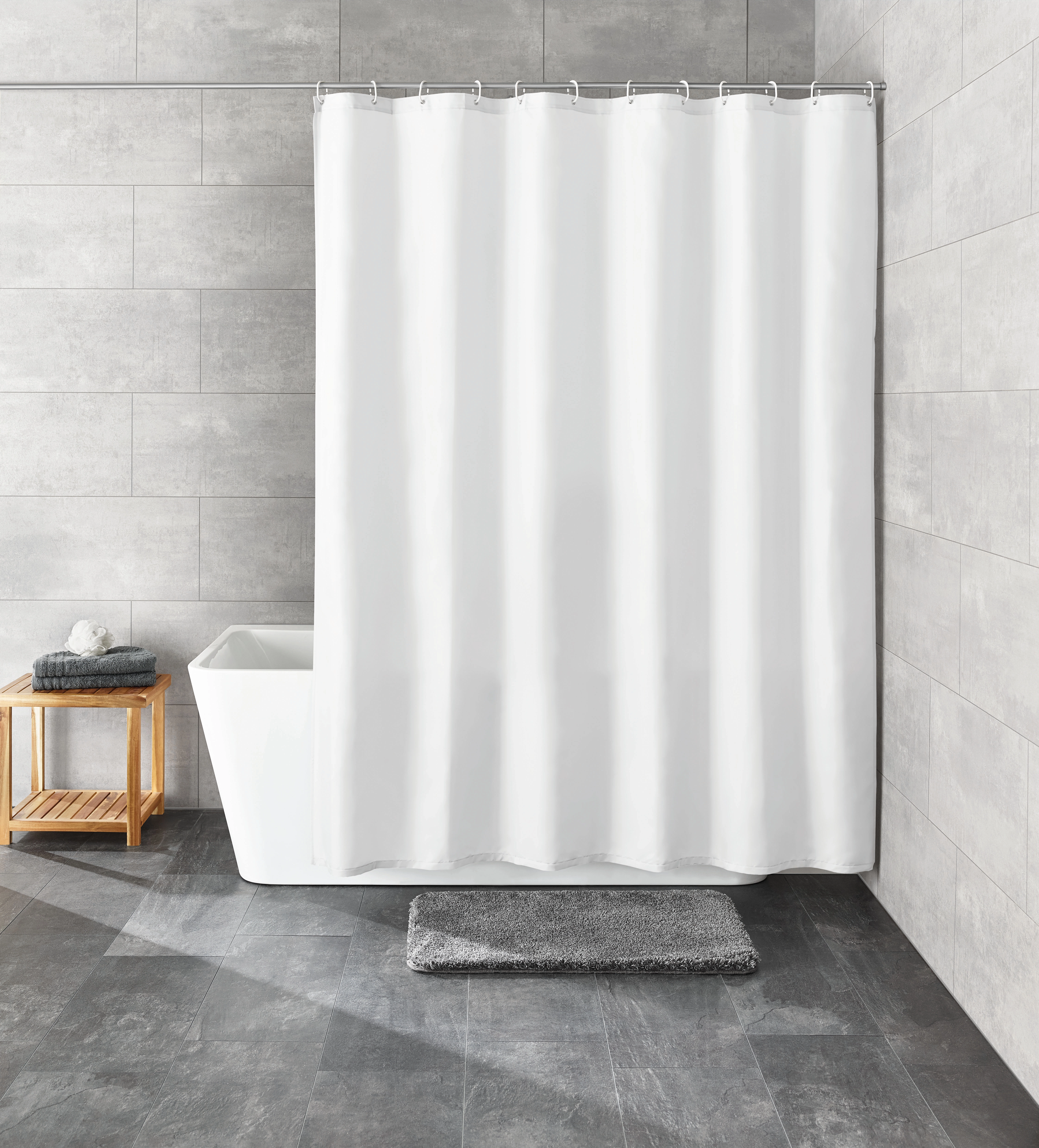 Moderner Badezimmer-Duschvorhang in Weiß, kombiniert mit grauen Fliesen und einem Holzregal für ein stilvolles Ambiente.