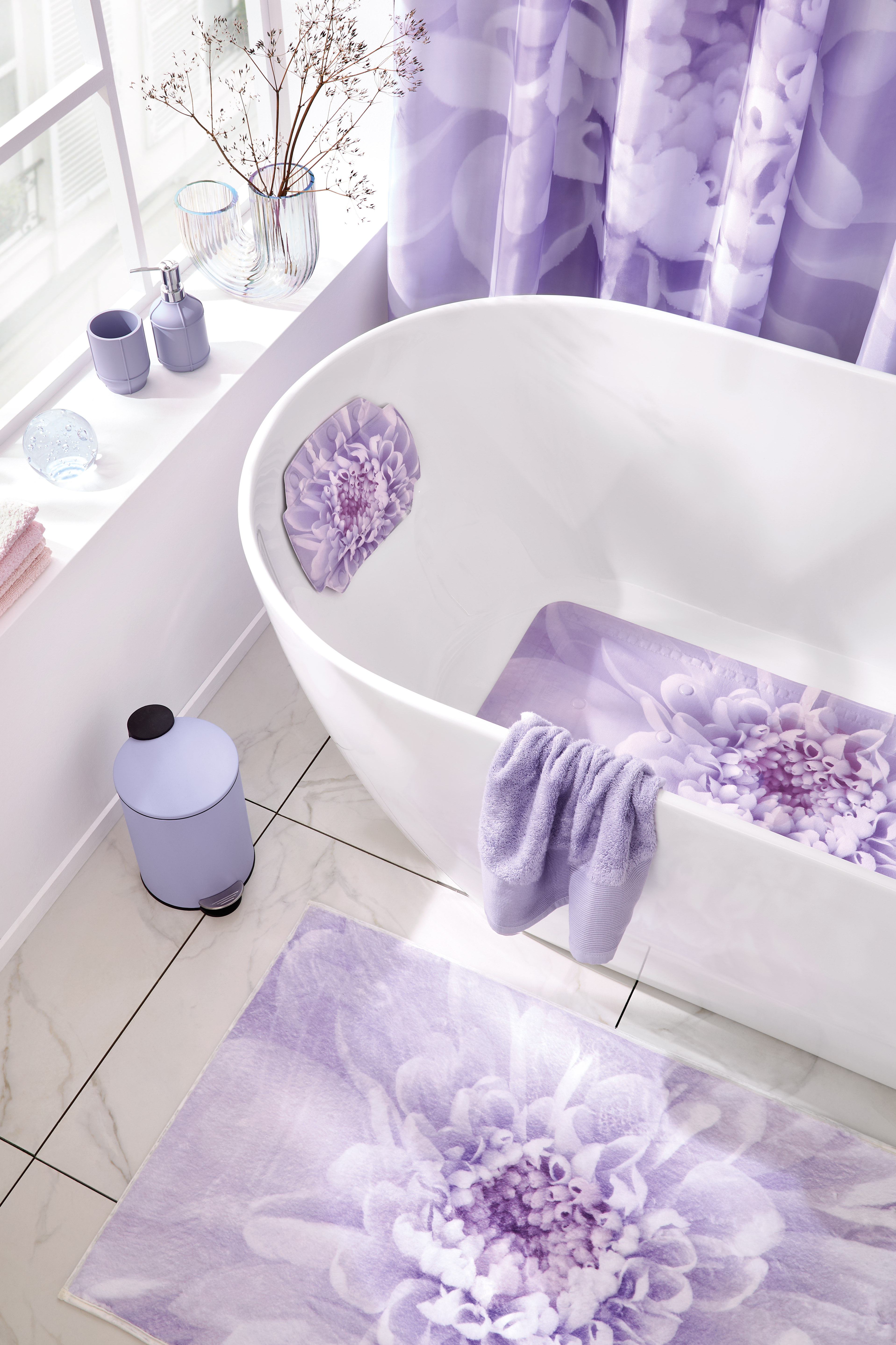 Elegantes Badezimmer-Set in zarten Lilatönen mit Dahlien-Motiv, bestehend aus Duschvorhang, Badteppich und Wanneneinlage.