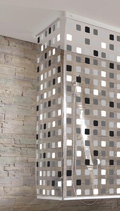 4004478223530 Duschvorhang mit modernem Karomuster in Grau- und Schwarztönen, passend zu einer stilvollen Badezimmergestaltung.