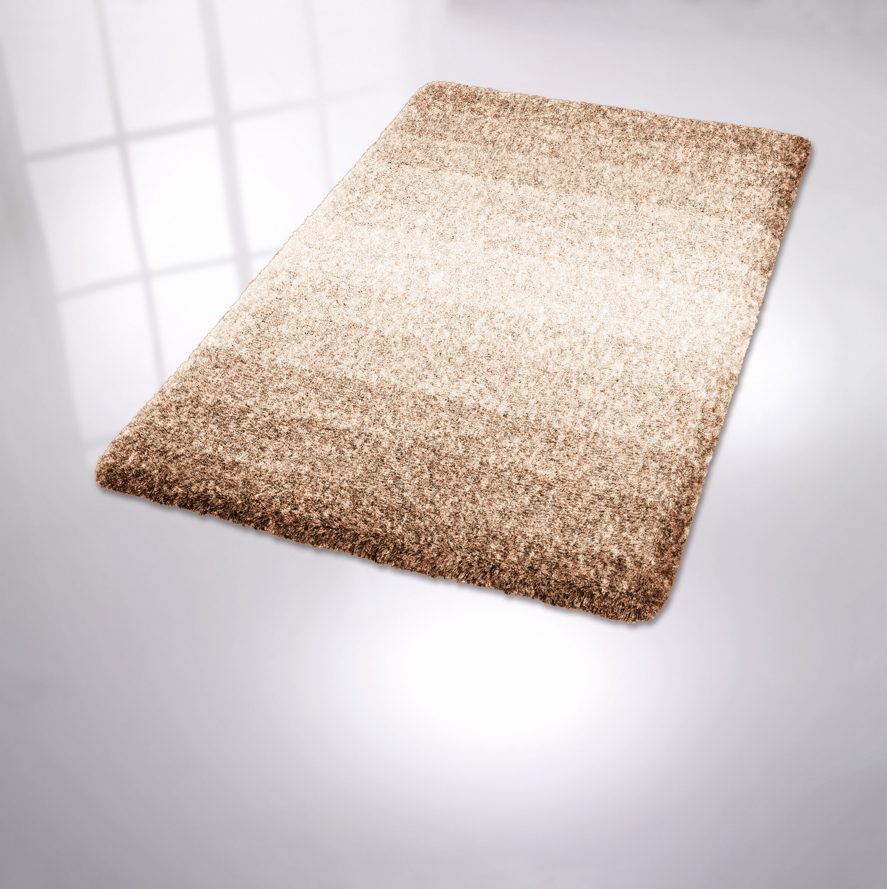 Weicher, rechteckiger Teppich in Beige- und Brauntönen mit sanftem Farbverlauf, ideal für Wohn- und Schlafzimmer.
