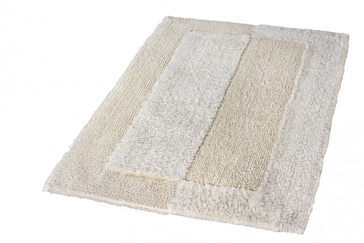 Beige Badematte mit rechteckigem Design und weicher Textur, ideal für Badezimmer.