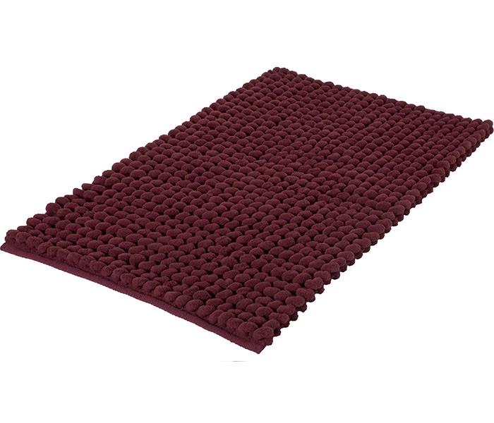 Weinroter Badteppich mit weicher, strukturierter Oberfläche und rutschfester Unterseite. Ideal für ein gemütliches Badezimmer.