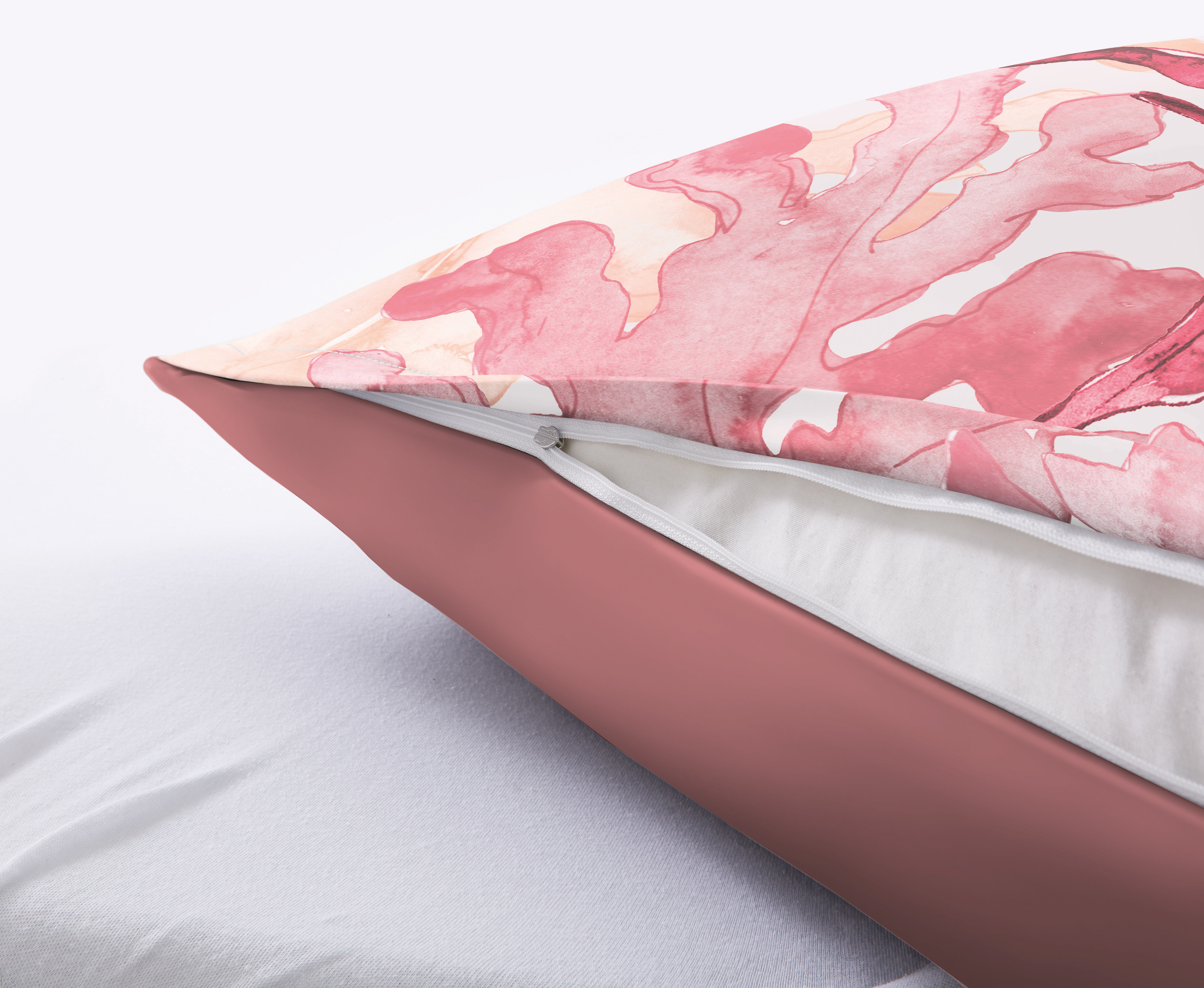 Dekoratives Kissen mit rosa Aquarellmuster und Reißverschluss, ideal für stilvolle Wohnräume.