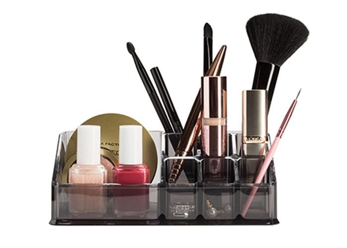 4004478302969 Transparenter Kosmetik-Organizer mit verschiedenen Make-up-Produkten wie Nagellack, Lippenstift und Pinsel.