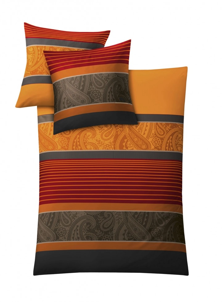 Bettwäsche-Set mit Paisley- und Streifenmuster in warmen Rot-, Orange- und Brauntönen. Hochwertige Baumwolle für angenehmen Schlafkomfort.