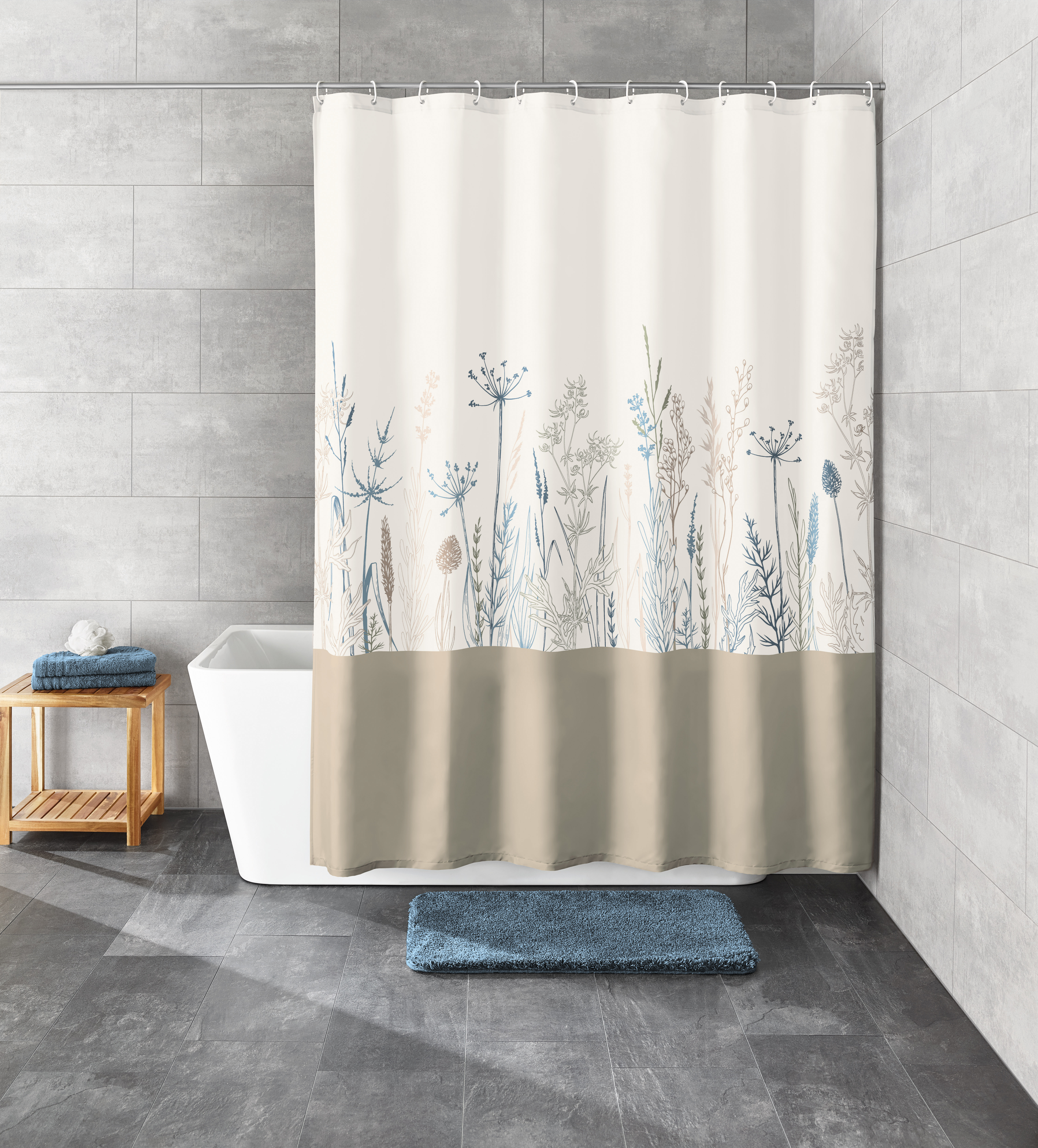 Duschvorhang mit zartem Blumenmuster in Blau- und Beigetönen, dekoriert ein modernes Badezimmer mit grauen Fliesen.