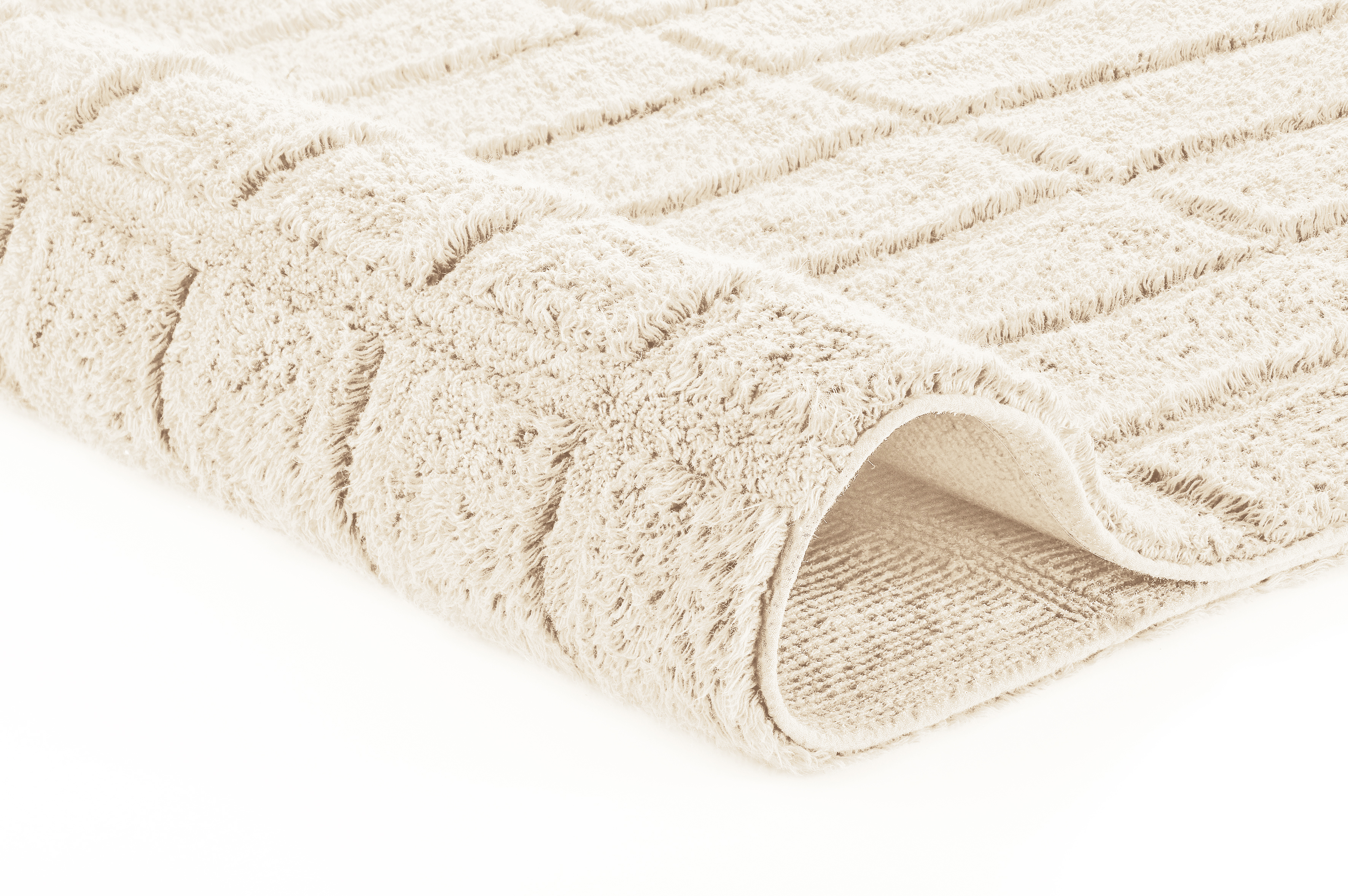 Weicher, cremefarbener Badteppich mit Karomuster, flauschige Oberfläche, rutschfeste Rückseite, ideal für Badezimmer.