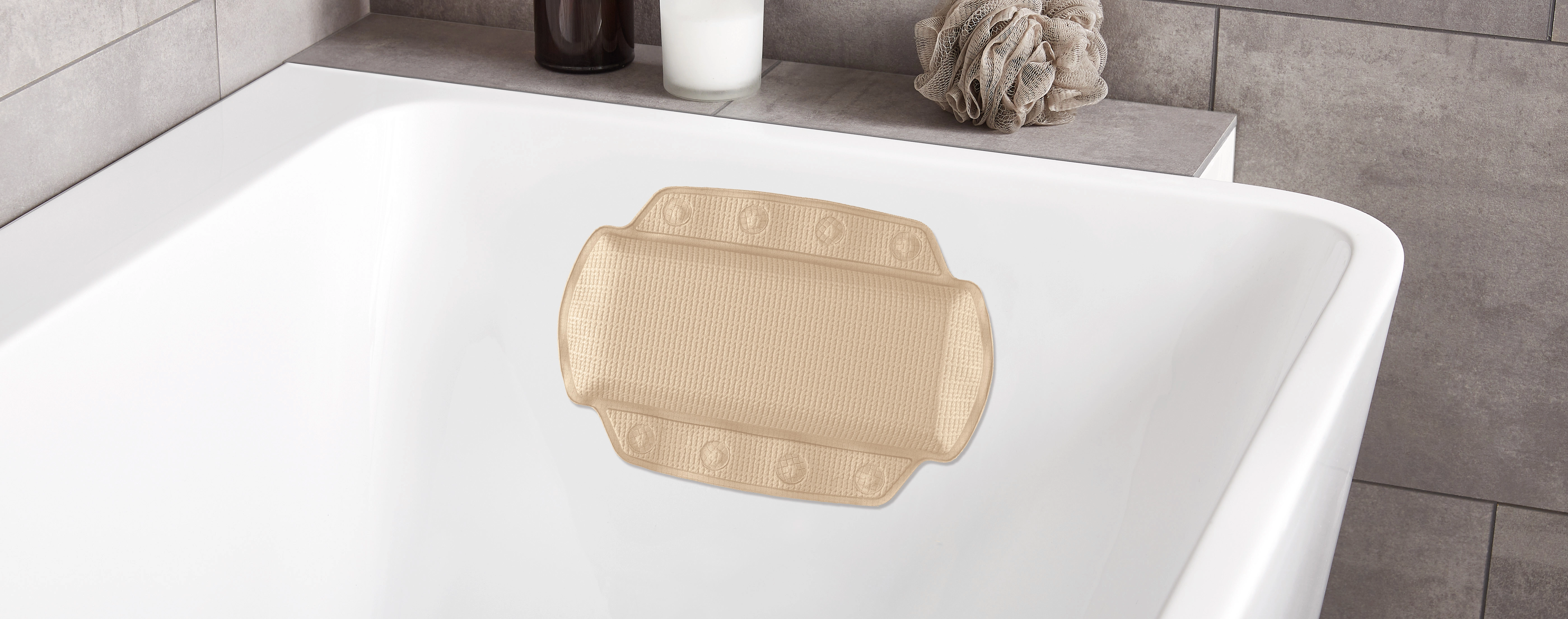 Beige Badewannenmatte in modernem Badezimmer, dekoriert mit Seifenspender und Schwamm.