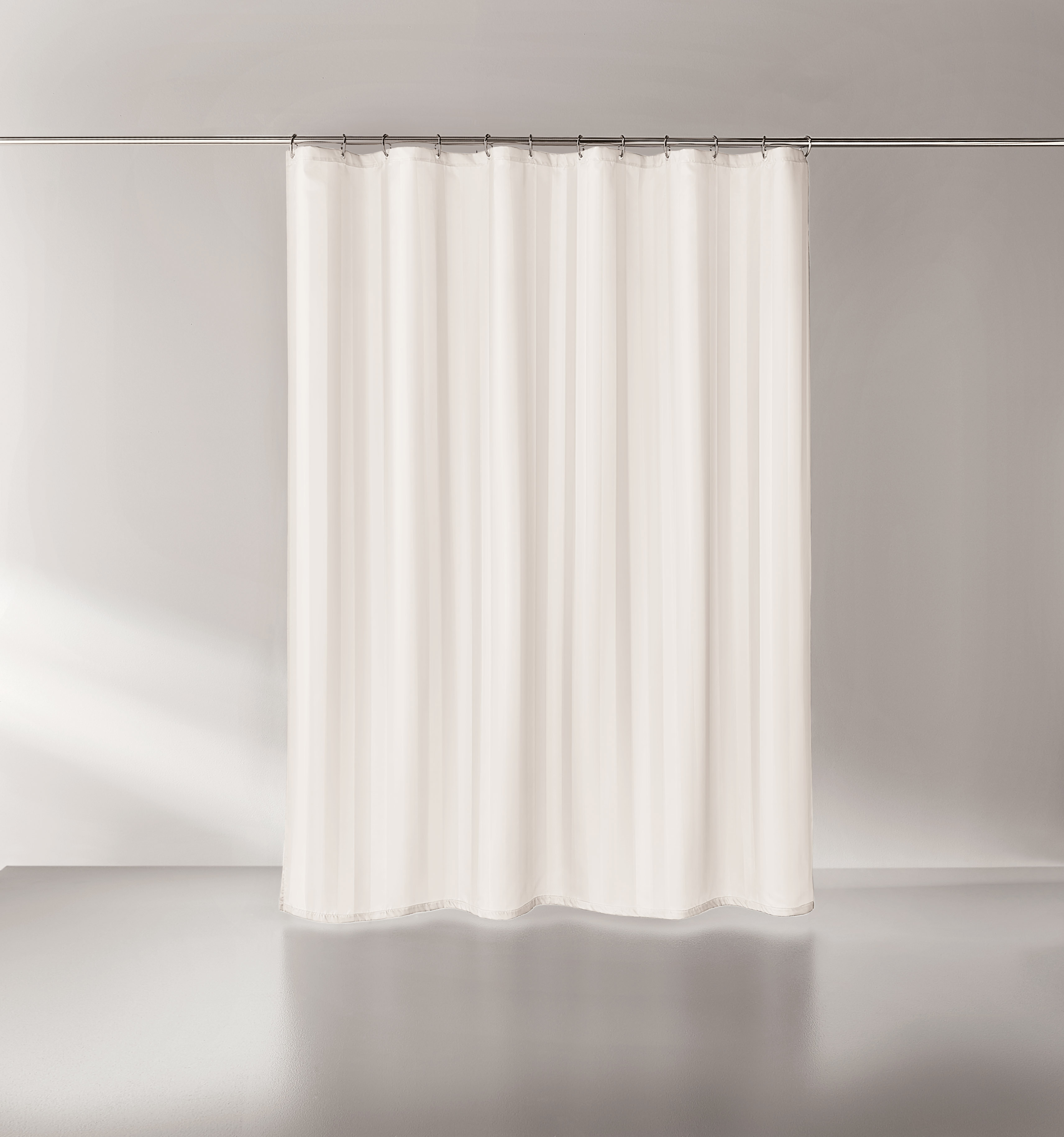 Eleganter, cremefarbener Duschvorhang aus hochwertigem Material, ideal für ein stilvolles Badezimmer.