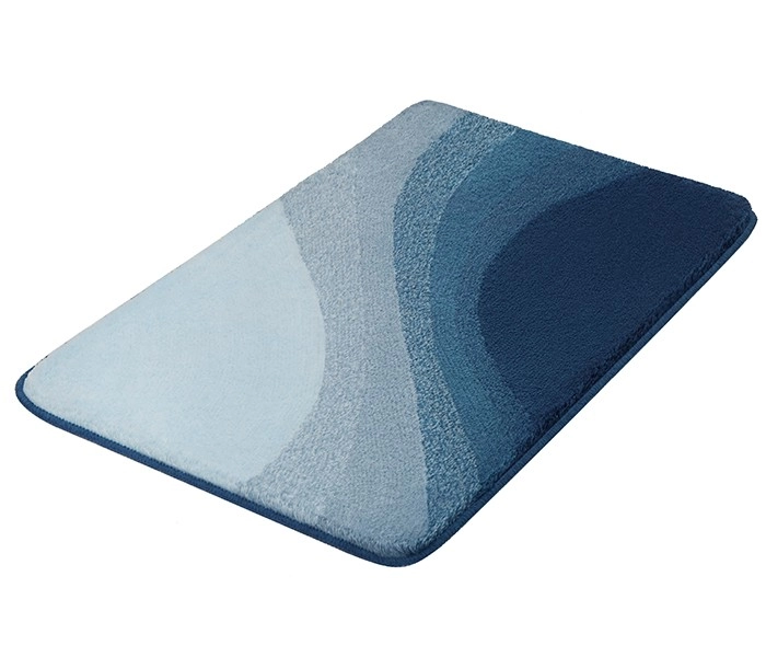 Badematte mit wellenförmigem Design in verschiedenen Blautönen, weiche Oberfläche, ideal für Badezimmer.