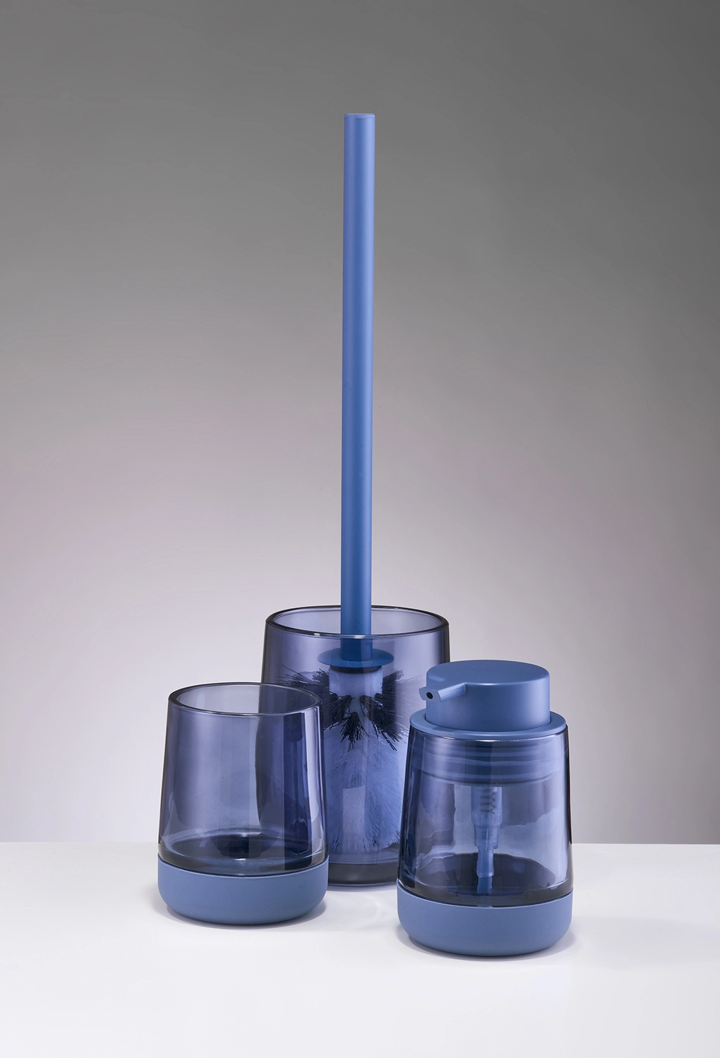 Badezimmer-Set in Blau, bestehend aus Seifenspender, Zahnputzbecher und WC-Bürste, auf weißem Hintergrund.
