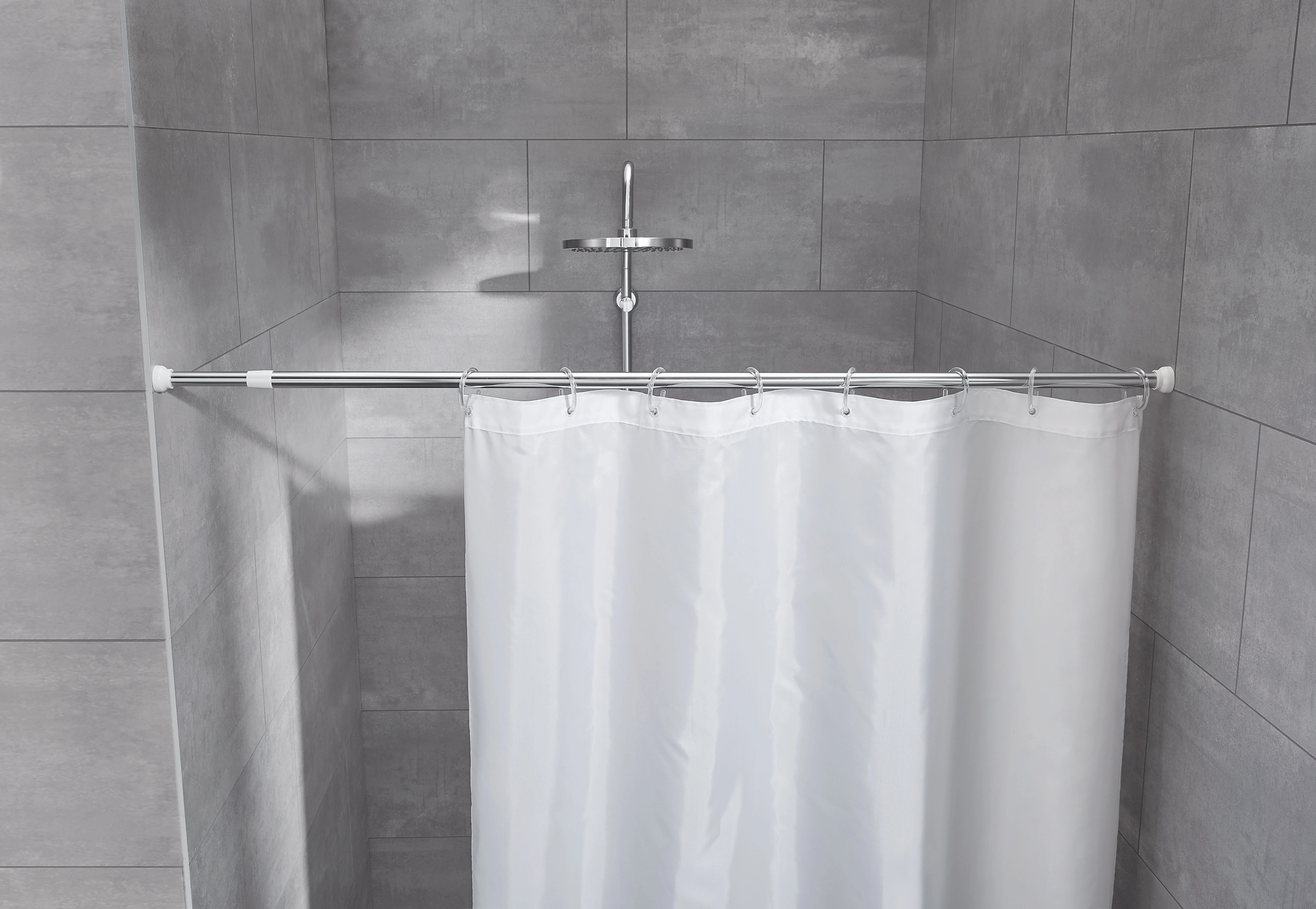 Duschvorhang-Federstange ⌀ 21 mm Chromfarben 125 - 220 cm Teleskopstange Duschvorhangstange in Chromoptik, montiert in einer modernen grauen Fliesendusche mit weißem Duschvorhang.