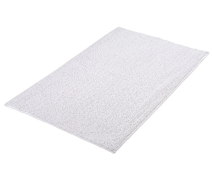 Weißer, rechteckiger Badezimmerteppich mit weicher, strukturierter Oberfläche. Ideal für ein modernes Badezimmer.
