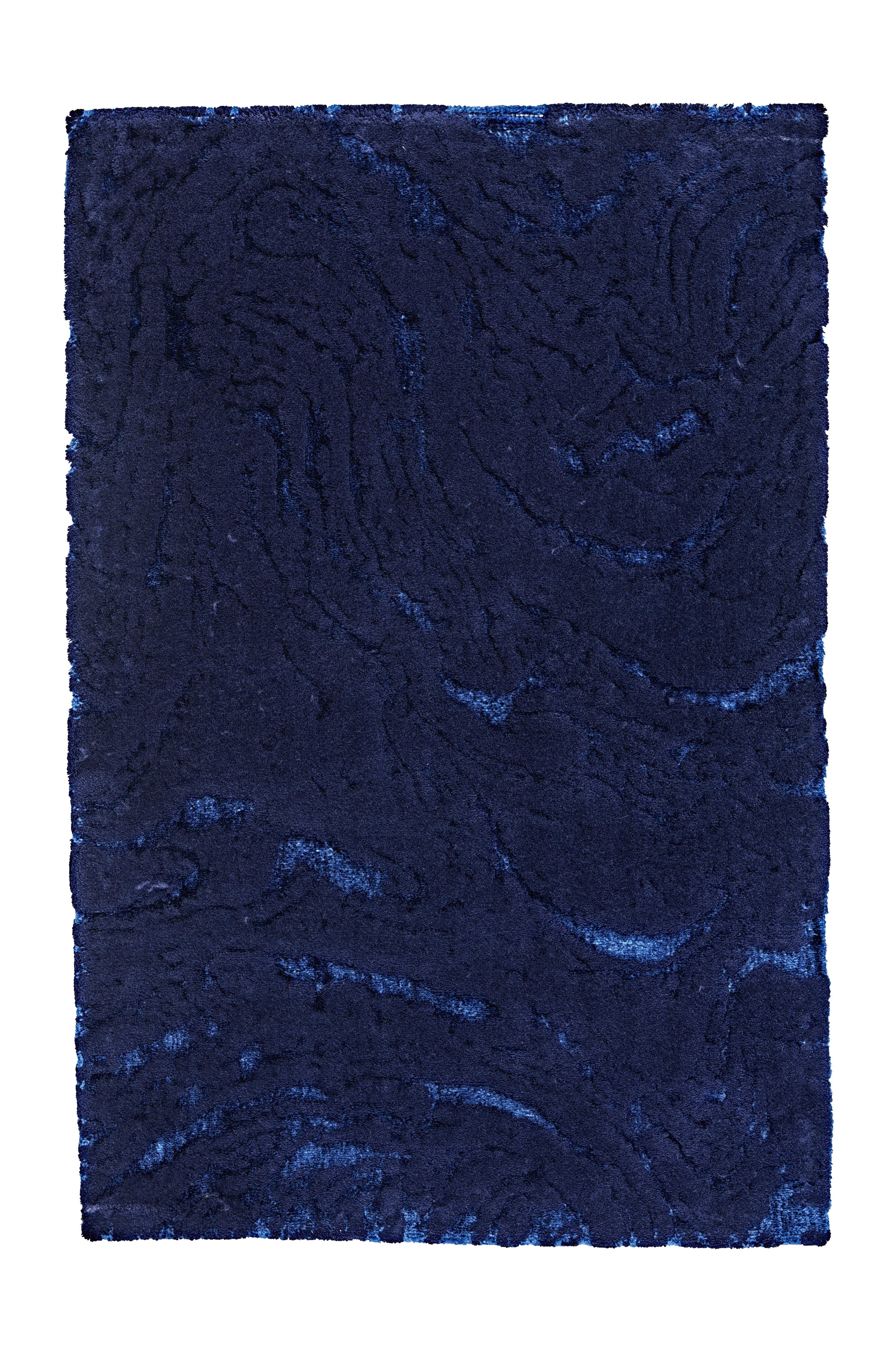 Dunkelblauer Badteppich mit wellenförmigem Muster, flauschige Textur, ideal für ein stilvolles Badezimmer.