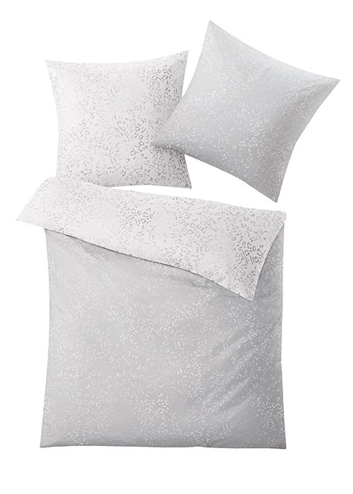 Bettwäsche-Set in elegantem Weiß mit dezentem, floralem Muster. Ideal für ein stilvolles und modernes Schlafzimmer.