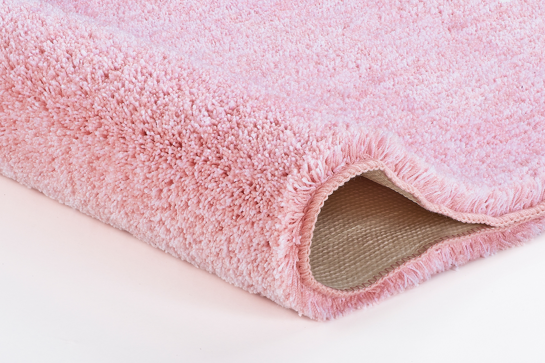 Weicher, rosa Badteppich mit rutschfester Unterseite, ideal für ein gemütliches und sicheres Badezimmer.