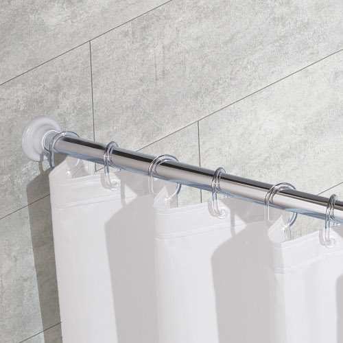 Duschvorhangstange aus Edelstahl mit weißen Duschvorhängen und transparenten Ringen, montiert an einer gefliesten Wand.