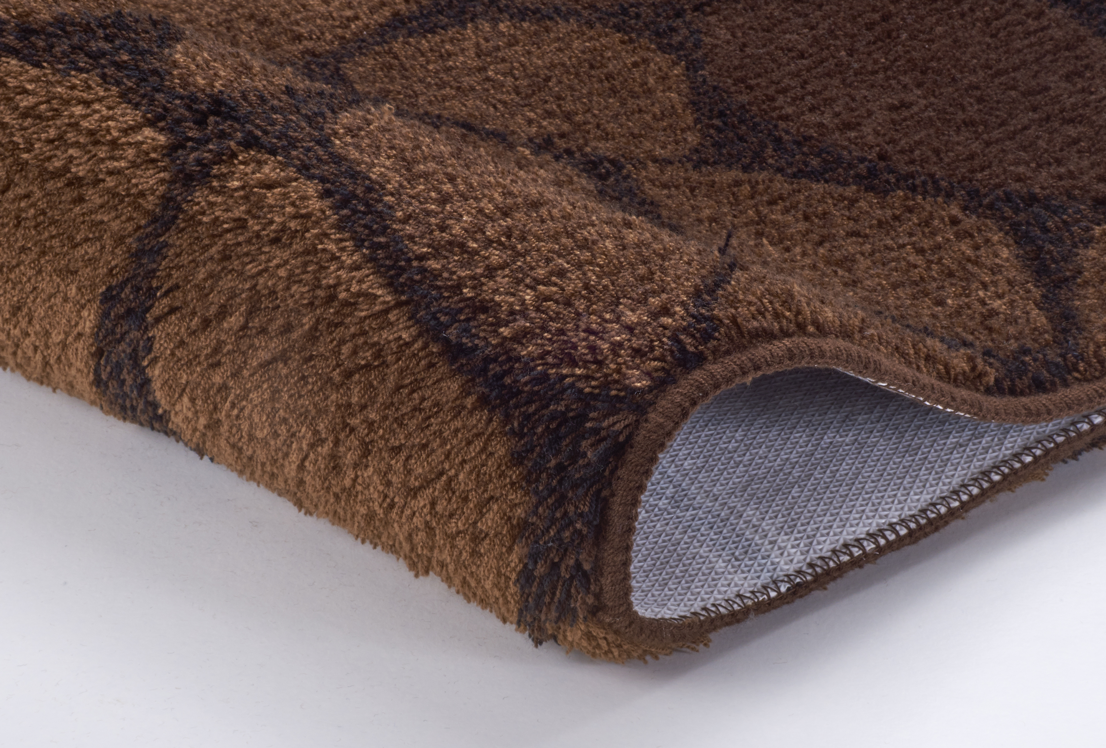 Brauner Teppich mit geometrischem Muster, weicher Flor, rutschfeste Unterseite, ideal für Wohn- und Schlafzimmer.