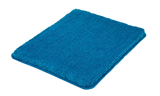 Weiche, rechteckige Badematte in kräftigem Türkis, ideal für ein modernes Badezimmer.