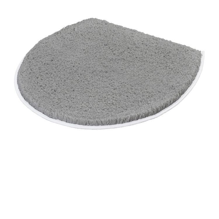 Grauer, halbrunder WC-Vorleger mit weicher, flauschiger Oberfläche und rutschfester Unterseite. Ideal für Badezimmer.