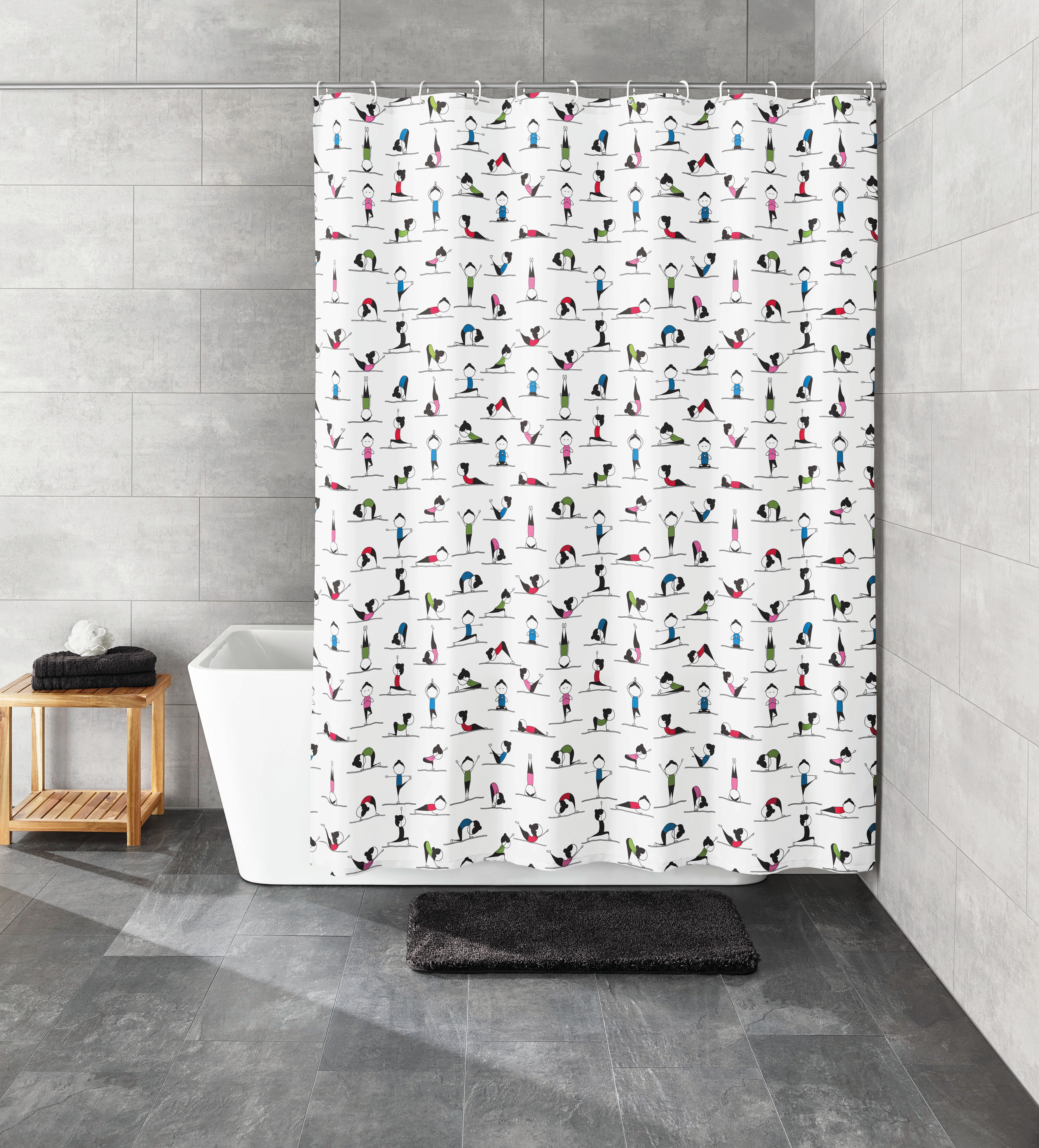 Duschvorhang mit bunten Yoga-Figuren auf weißem Hintergrund, modernes Badezimmer mit grauen Fliesen und Holzregal.