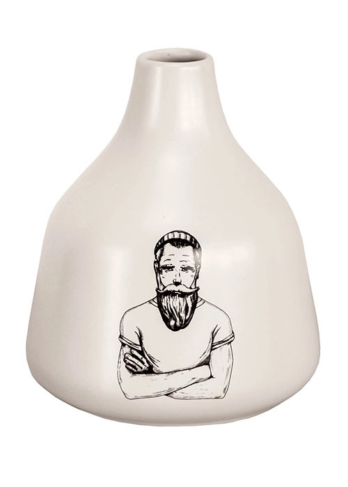 4004478328150 Weiße Vase mit schlichter Form und schwarzem Aufdruck eines bärtigen Mannes mit verschränkten Armen.