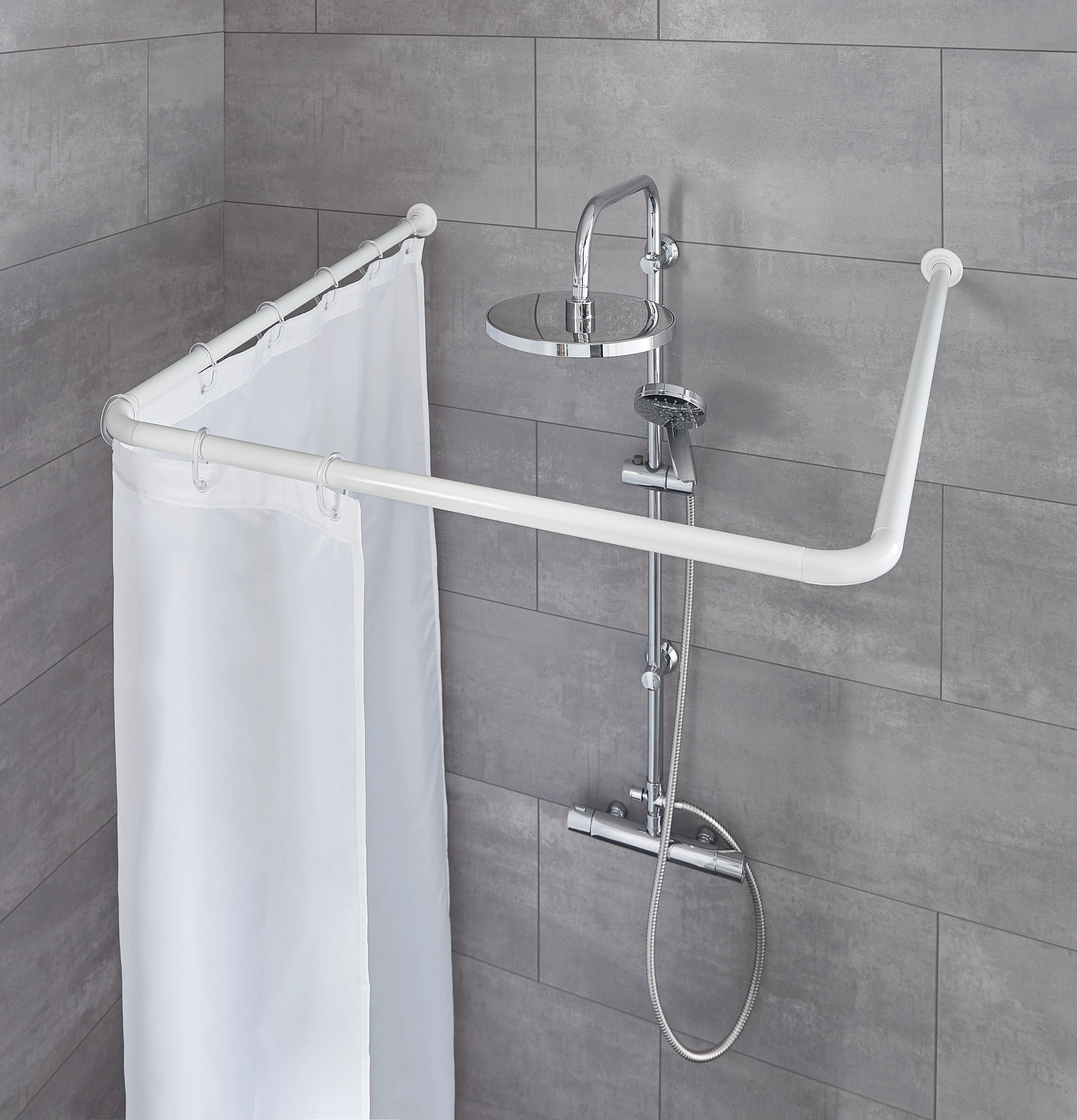 Duschvorhangstange ⌀ 25 mm Weiß in 3 Varianten nutzbar Weiße, L-förmige Duschvorhangstange in modernem Badezimmer mit grauen Fliesen und Regendusche.