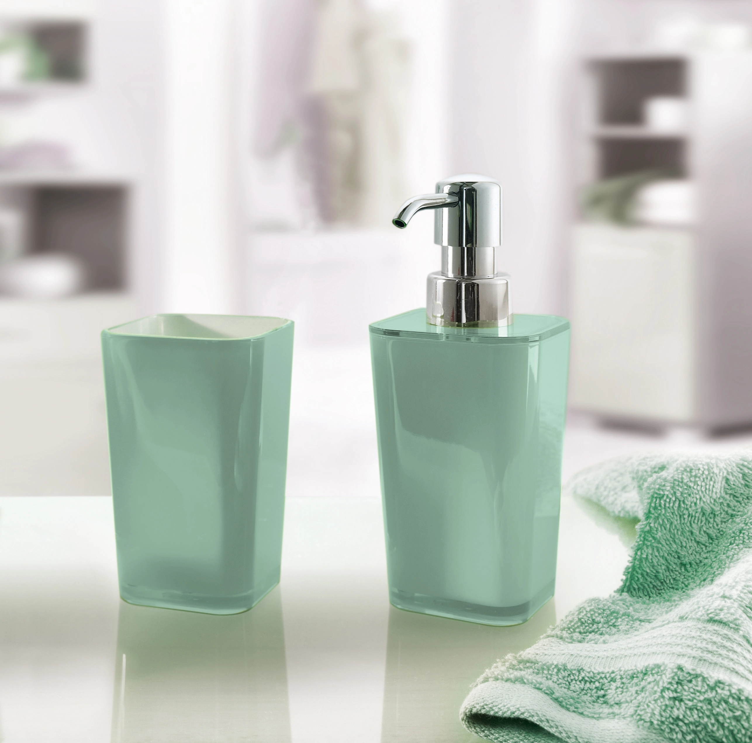 Seifenspender und Zahnputzbecher in mintgrünem Design, modern und stilvoll für Ihr Badezimmer.