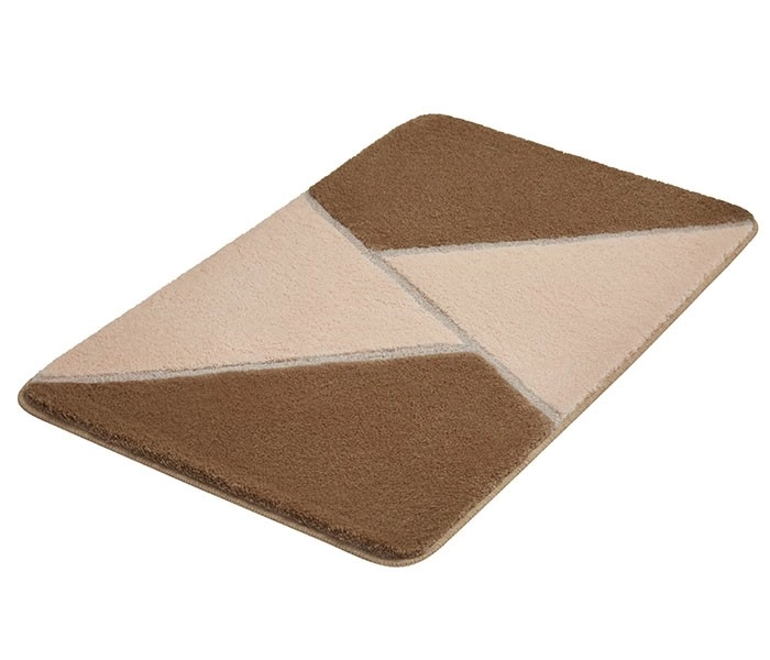 Badematte mit geometrischem Muster in Beige- und Brauntönen, rechteckig, weiche Oberfläche, rutschfeste Unterseite.