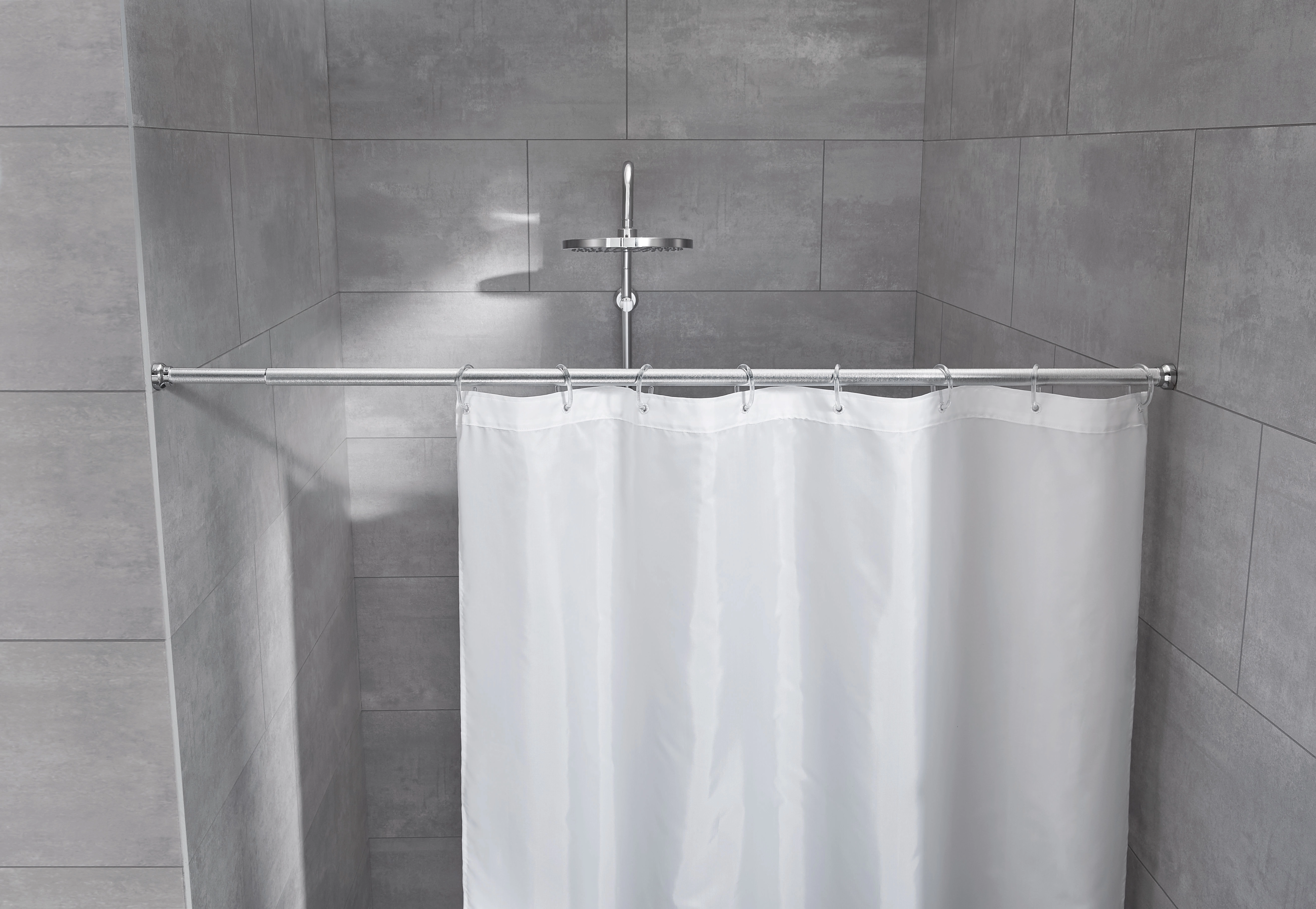 Duschvorhangstange in modernem Bad mit grauen Fliesen, weißem Duschvorhang und verchromten Halterungen.