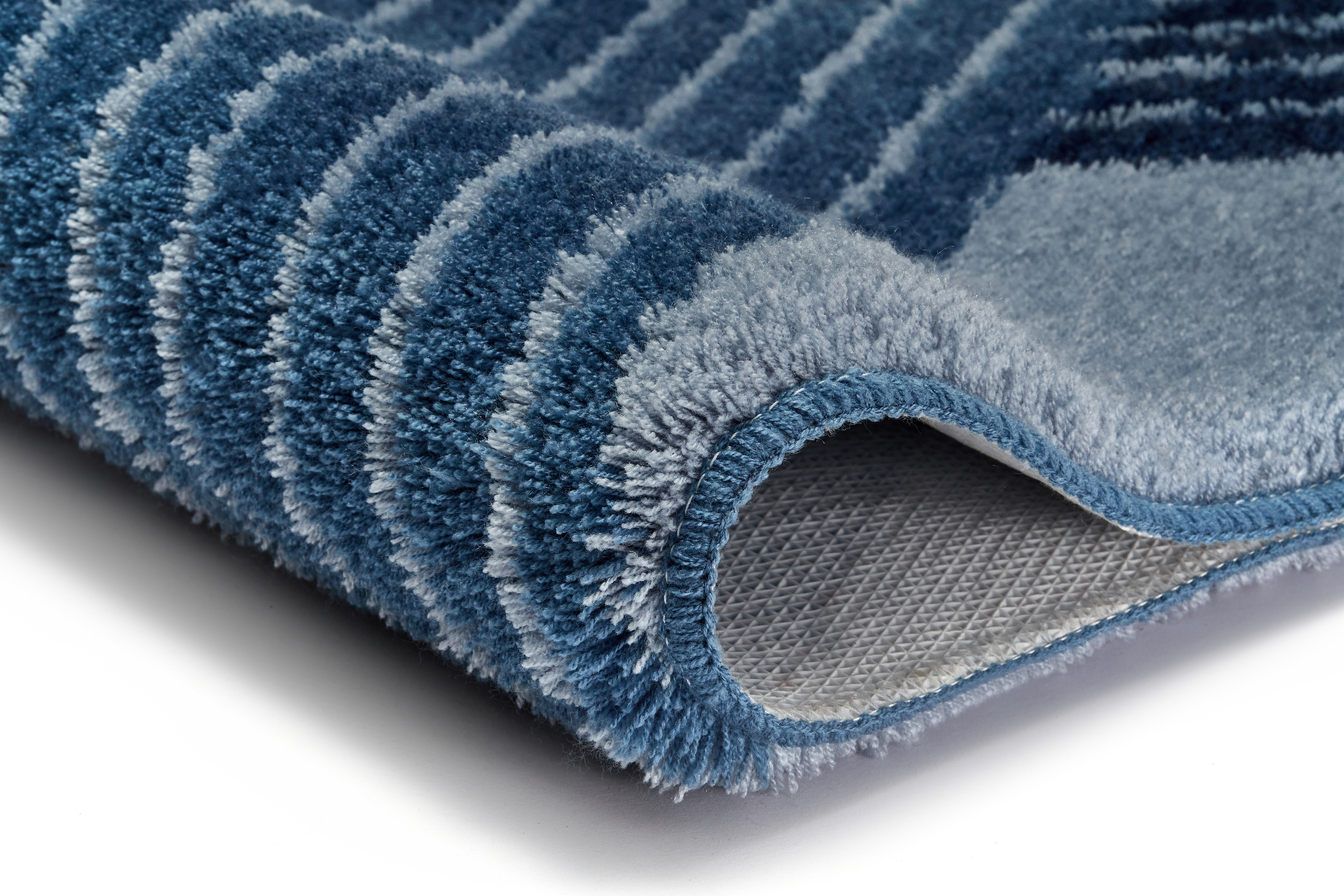Weicher, blau-grauer Badteppich mit Streifenmuster, rutschfeste Unterseite, ideal für Badezimmer.