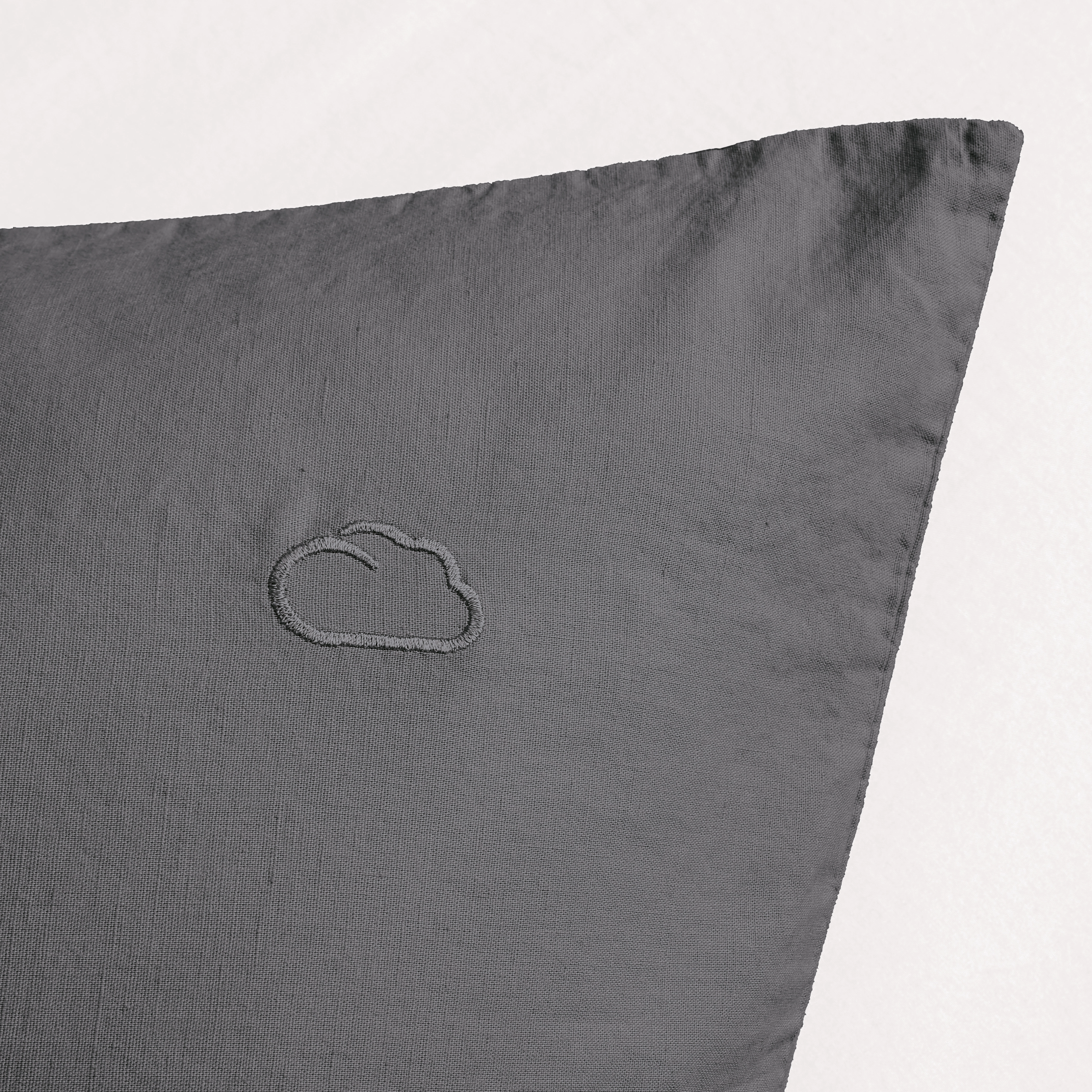 Grauer Kissenbezug mit gesticktem Wolkenmotiv, weiche Baumwollqualität, ideal für minimalistisches Schlafzimmerdekor.