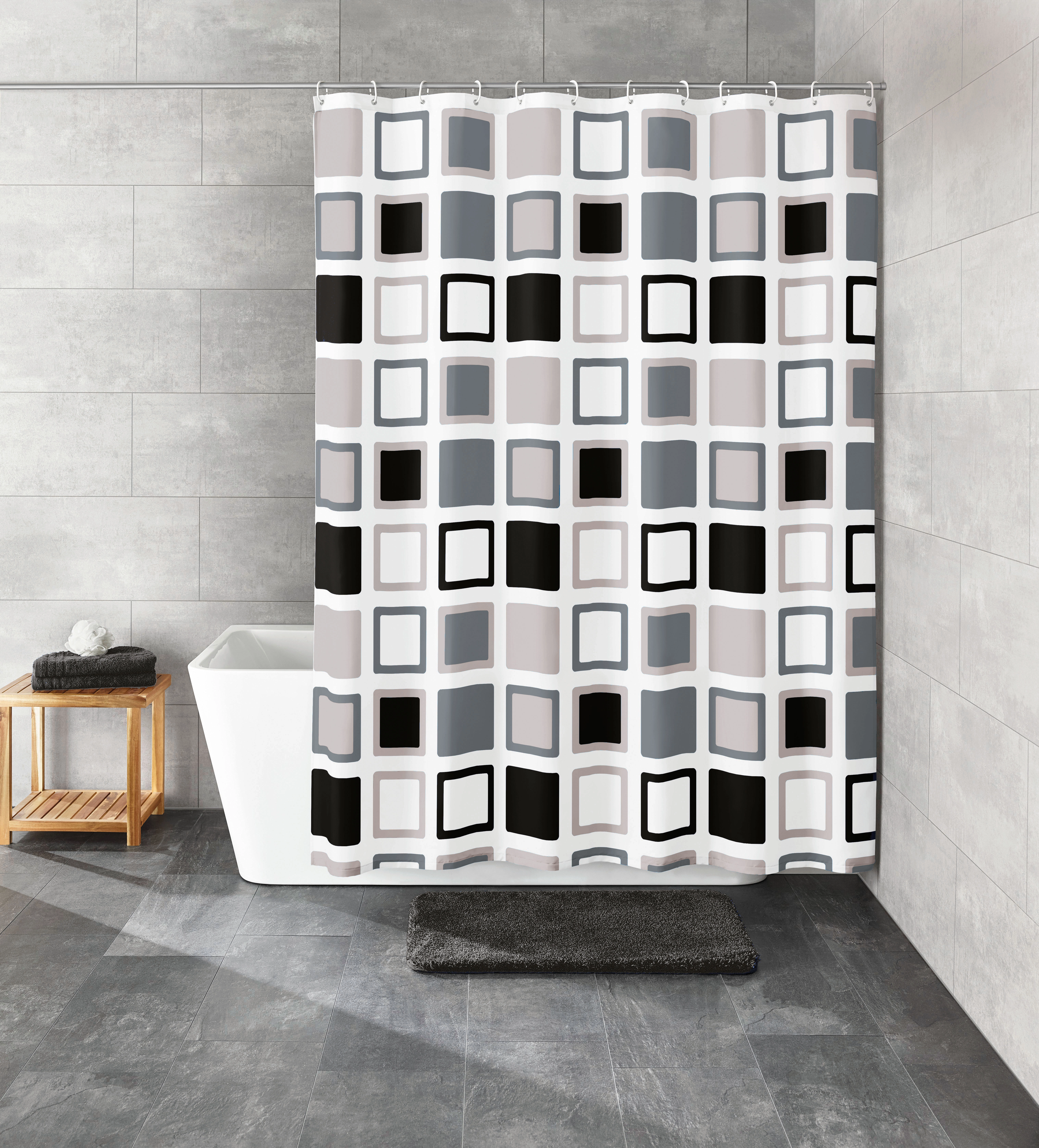 Duschvorhang mit modernem geometrischen Muster in Grau-, Schwarz- und Weißtönen, vor einer Badewanne in einem stilvollen Badezimmer.