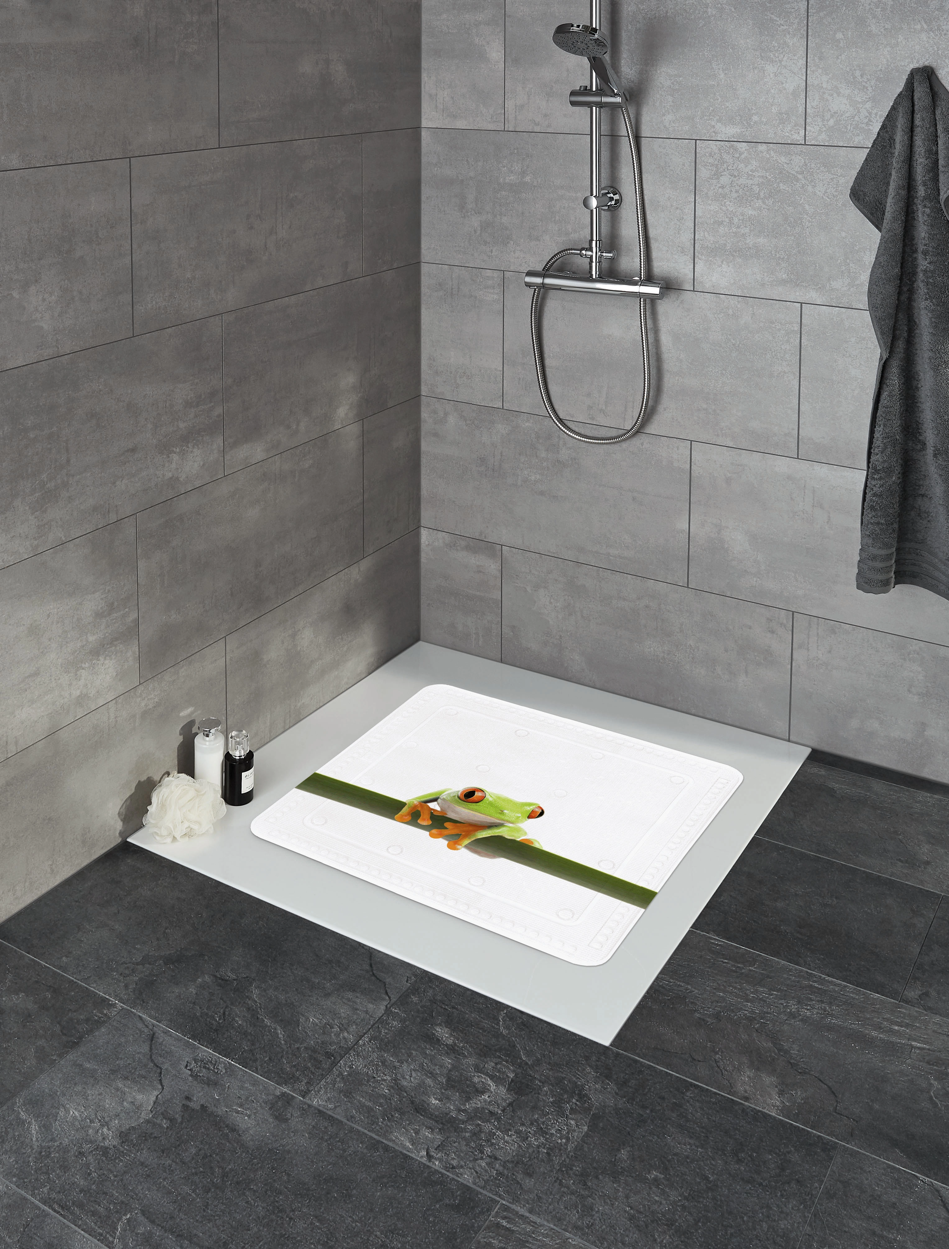 Rutschfeste Duschmatte mit Froschmotiv in moderner grauer Badezimmerumgebung. Perfekt für sicheren Halt und stilvolles Design.
