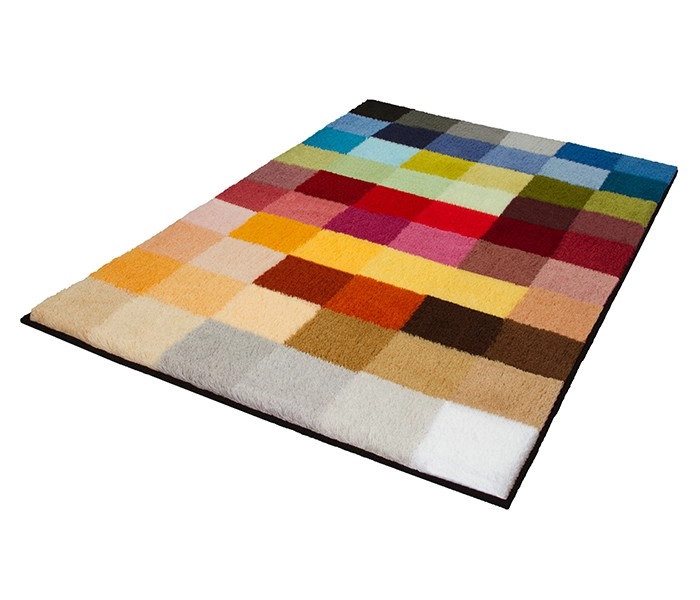 Bunter Teppich mit quadratischem Muster in verschiedenen Farben. Ideal für Wohnzimmer oder Schlafzimmer, bringt Farbe und Stil in jeden Raum.