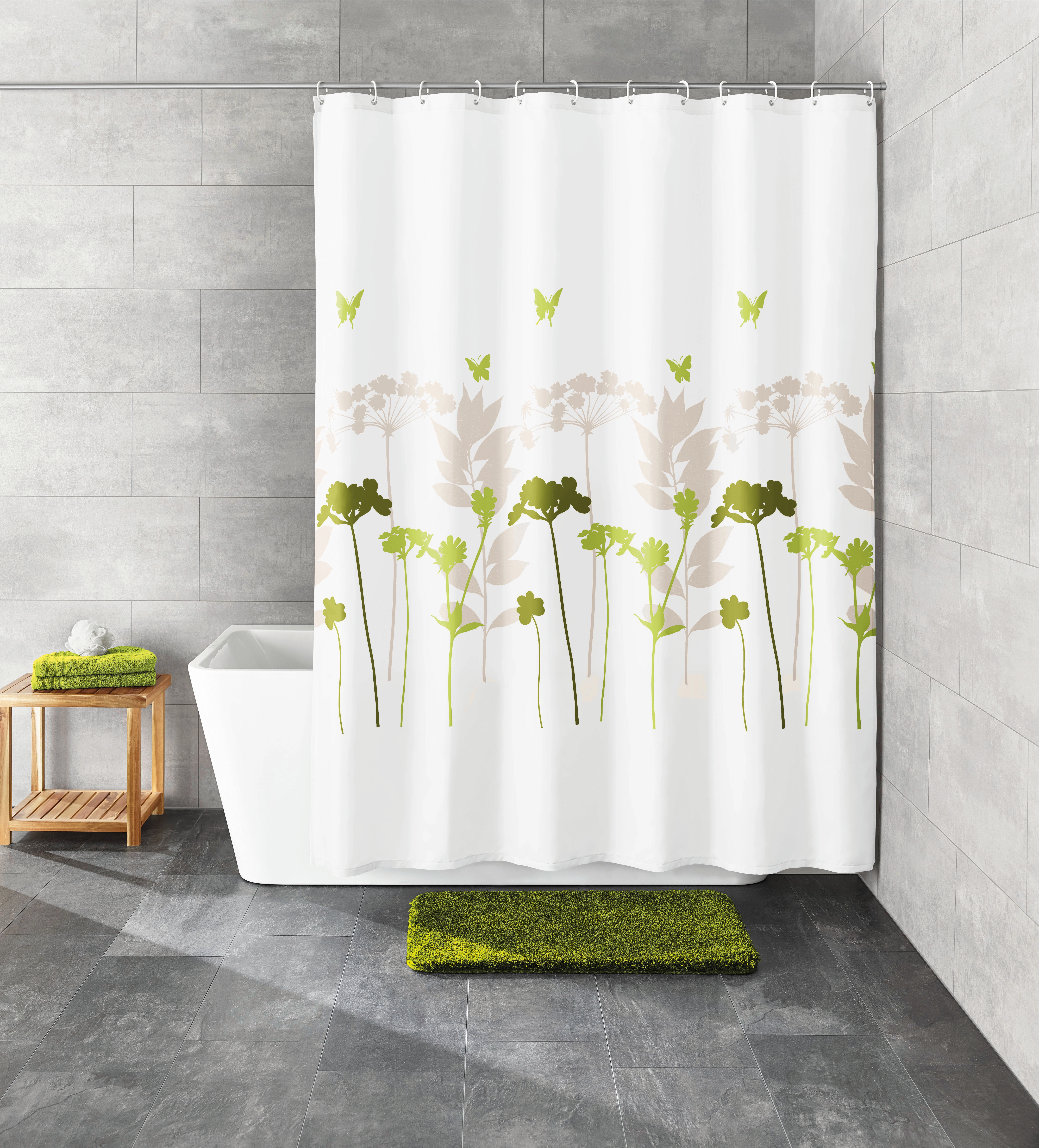 Duschvorhang mit grünem Blumen- und Schmetterlingsmuster, moderne graue Fliesen, Holzregal und grüne Badematte.
