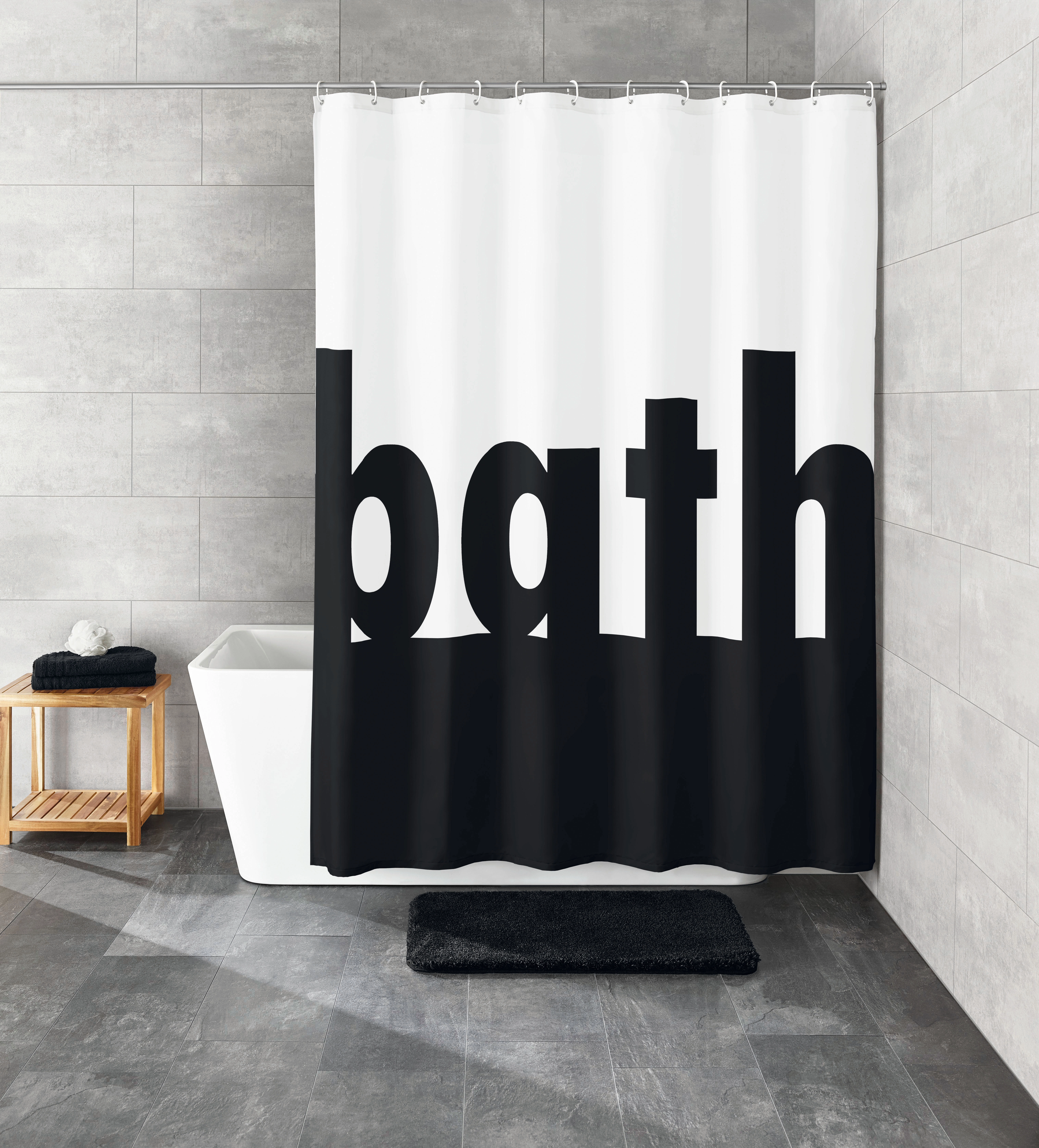 Duschvorhang mit modernem "bath"-Schriftzug in Schwarz-Weiß, ideal für stilvolle Badezimmer.