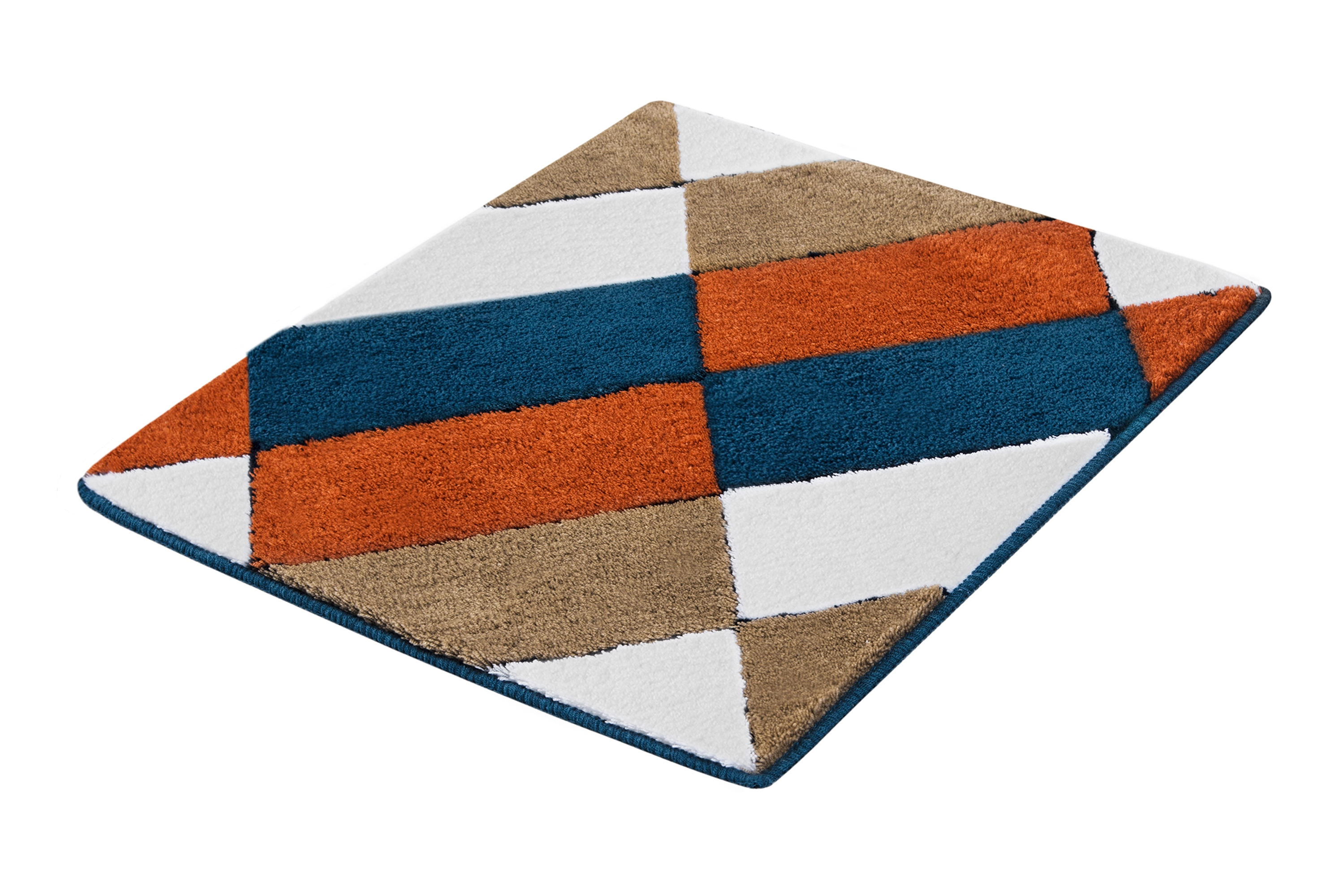 Bunter Badteppich mit geometrischem Muster in Blau, Orange, Weiß und Beige. Rechteckige Form, weiche Textur.