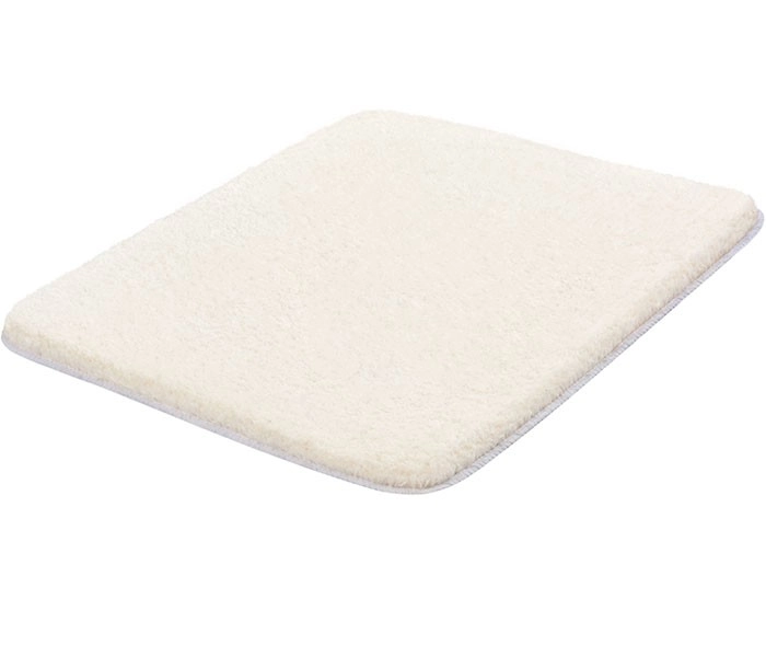 Weiche, cremefarbene Badematte mit flauschiger Oberfläche. Ideal für ein gemütliches Badezimmerambiente.