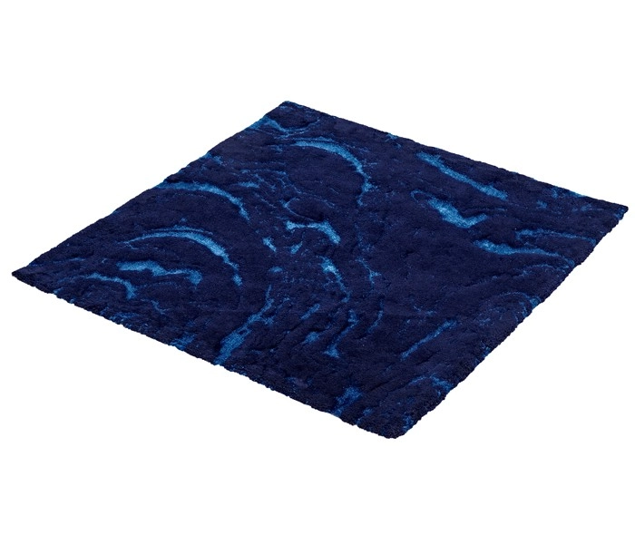 Dunkelblauer, quadratischer Badteppich mit wellenförmigem Muster. Flauschige Textur für ein angenehmes Gefühl unter den Füßen.