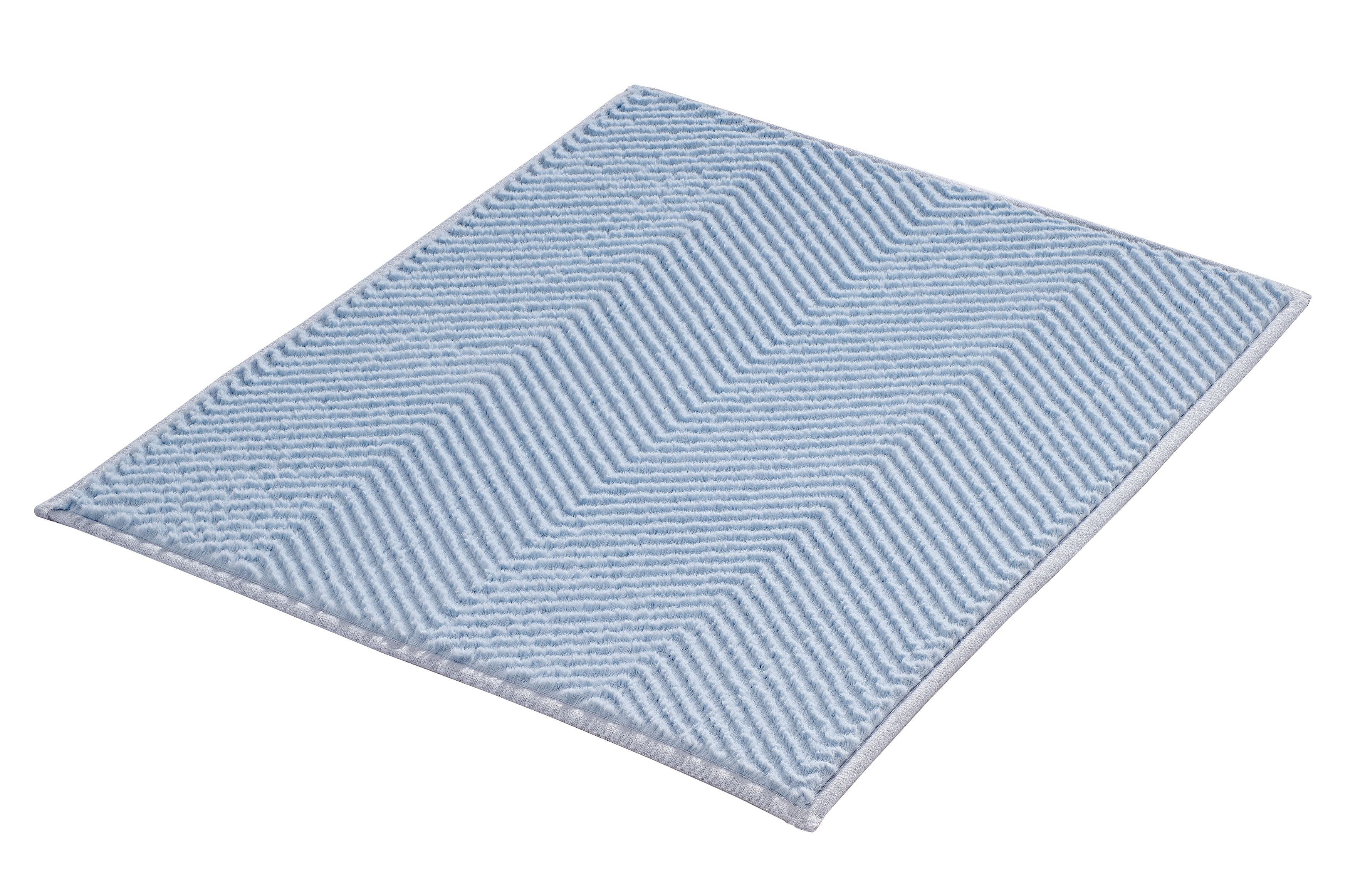 Weicher, hellblauer Badteppich mit Chevron-Muster, rutschfeste Unterseite, ideal für Badezimmer und Wellnessbereiche.
