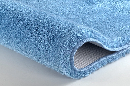 Weicher, hellblauer Badteppich mit rutschfester Unterseite, ideal für ein gemütliches und sicheres Badezimmer.