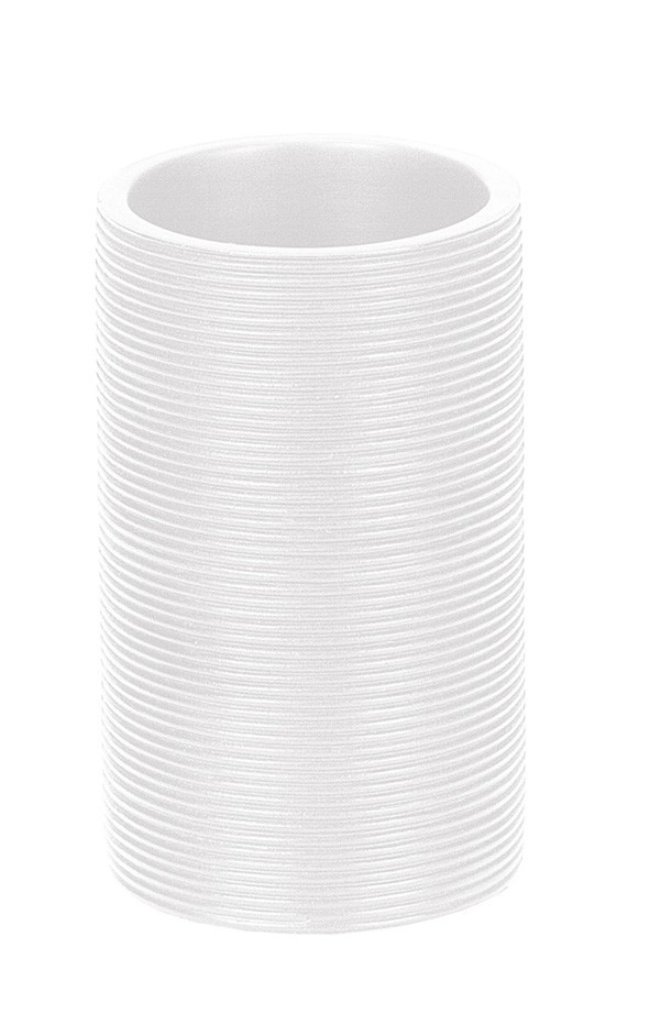 Weißer, zylindrischer Zahnputzbecher mit feiner Rillenstruktur für ein modernes Badezimmerdesign.