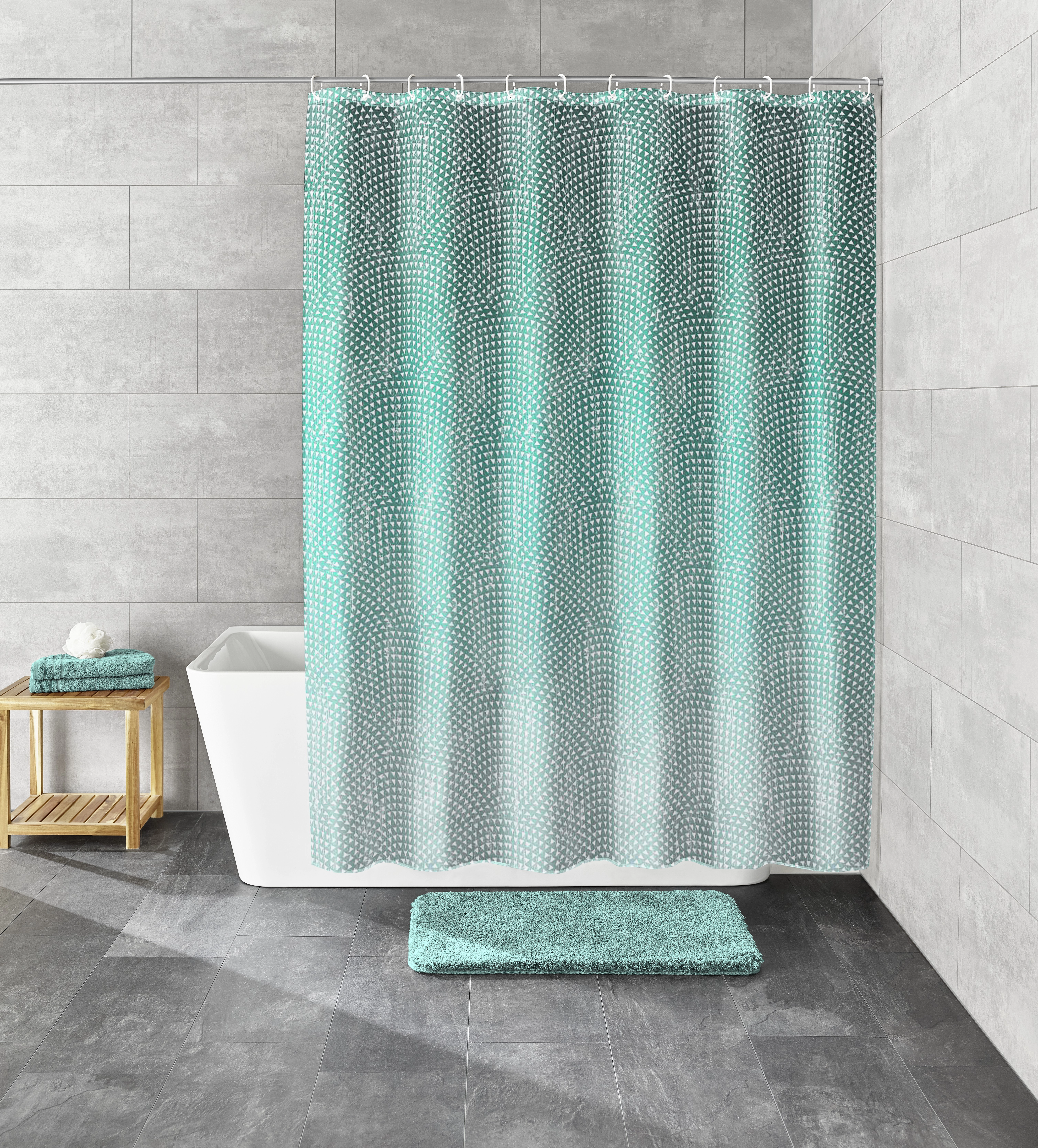 Duschvorhang in Türkis mit Punktmuster, moderne Badezimmerdekoration, passend zu Badteppich und Handtuch auf Holzregal.