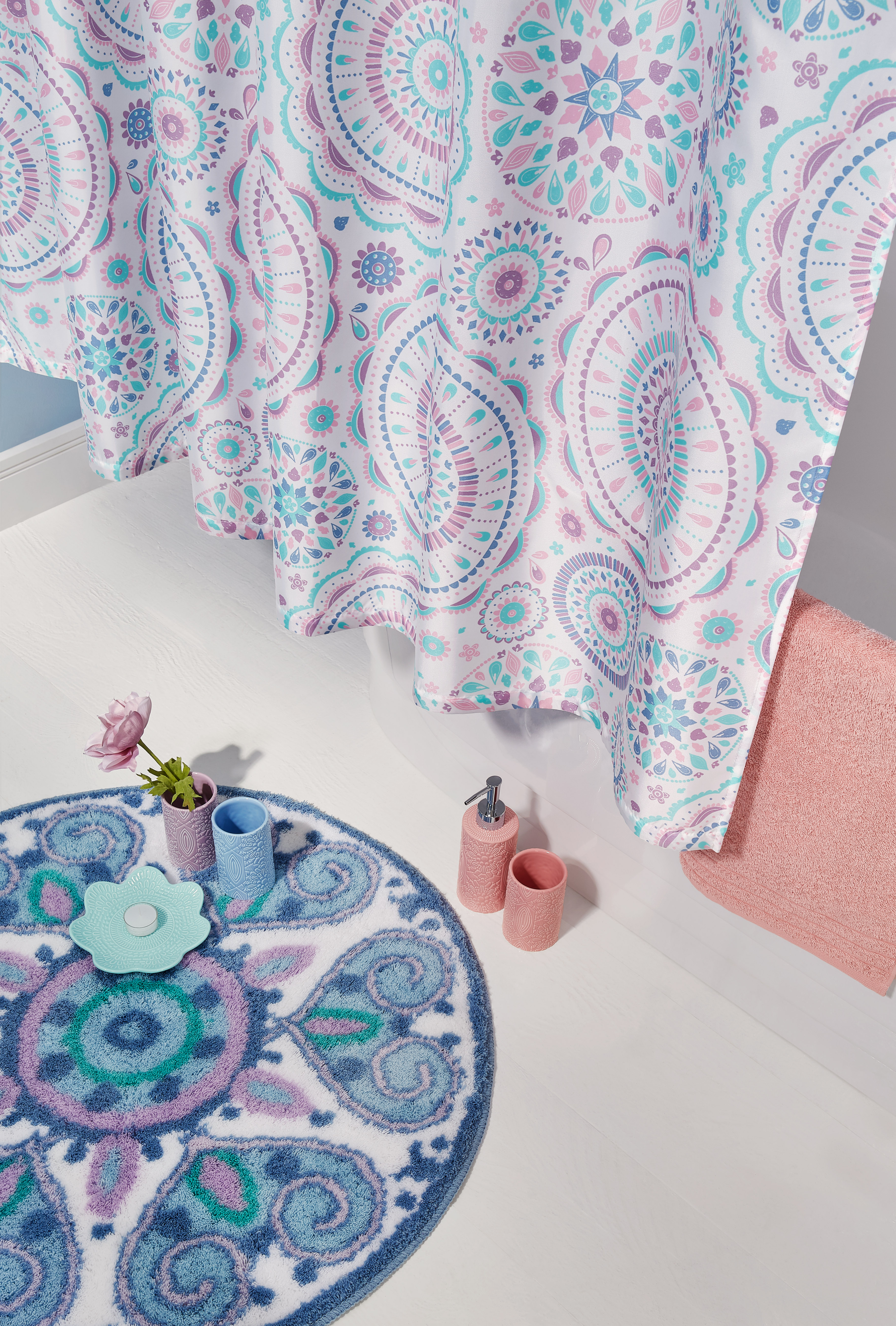 Badezimmer-Set mit Mandala-Duschvorhang, rundem Teppich, Seifenspender und Bechern in Pastellfarben.