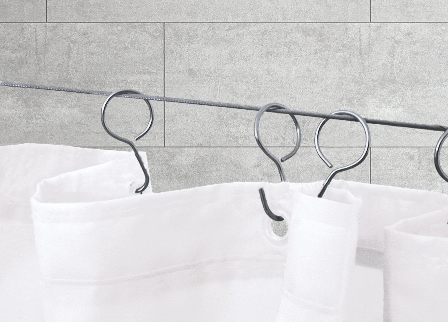 S-Haken für Duschvorhang-Seilsystem Chromfarben Set 12-teilig Duschvorhanghaken aus Metall, silberfarben, an einer Stange mit weißem Duschvorhang vor grauer Fliesenwand.